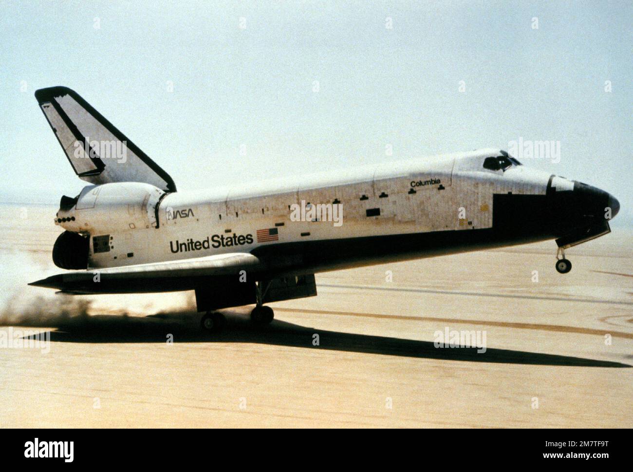 Rechte Seitenansicht der Columbia Space Shuttle Orbiter Landung. Basis: Luftwaffenstützpunkt Edwards Bundesstaat: Kalifornien (CA) Land: Vereinigte Staaten von Amerika (USA) Stockfoto