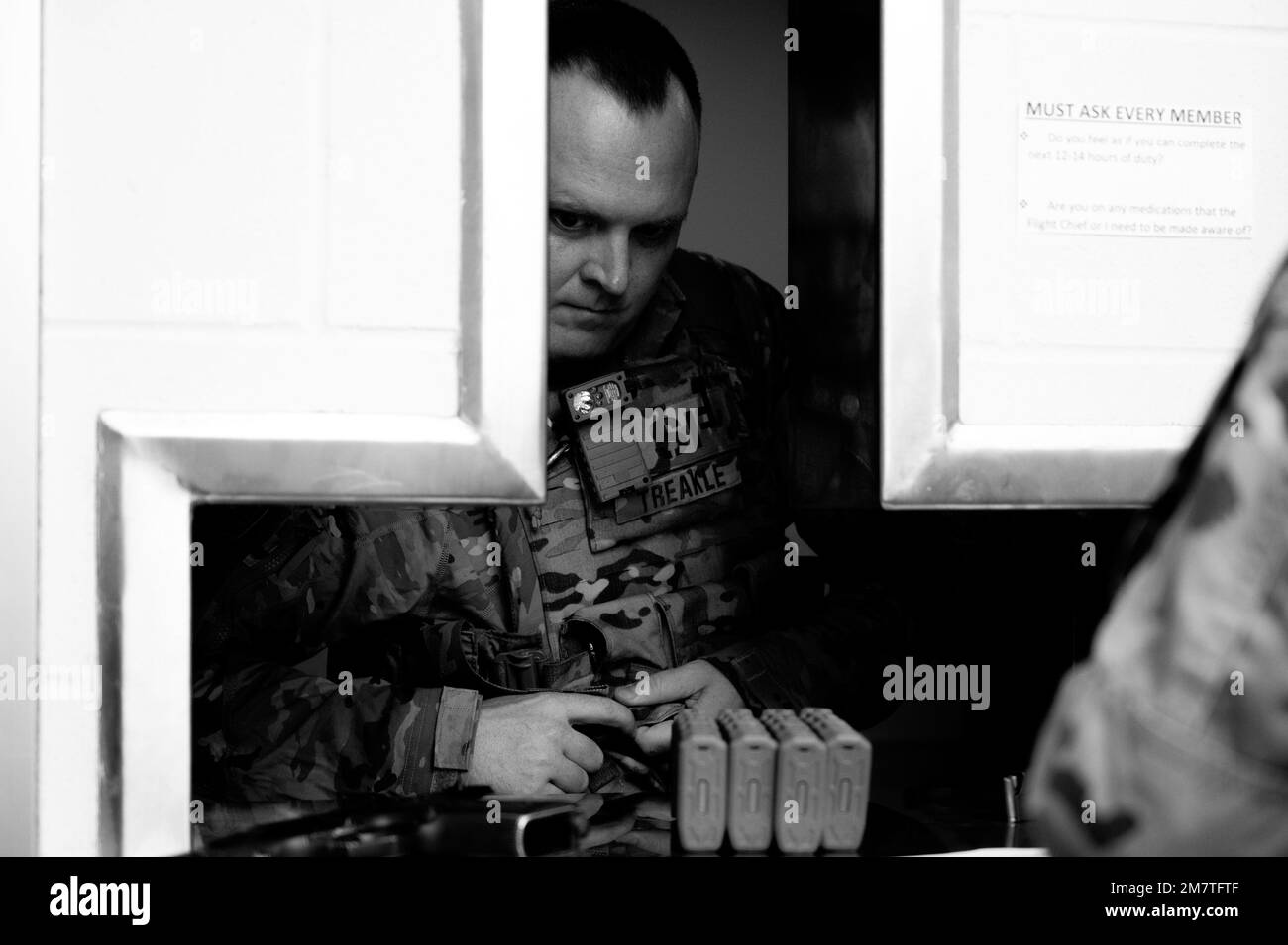 USA Air Force, Illinois Air National Guard, Master Sgt. Brad Treakle, 126. Security Forces Squadron Area Supervisor, bereitet seine Ausrüstung vor für die Nuclear Operations Readiness Inspection am Scott Air Force Base, Illinois, 13. Mai 2022. Bei der Veranstaltung handelt es sich um eine von der Luftwaffenführung geförderte Inspektion, die ausgewählten Mobilitäts-Luftbetankungskräften eine solide Schulungsmöglichkeit bieten soll, um die nukleare Bereitschaft und die strategischen Abschreckungsfähigkeiten durch maßgeschneiderte Schulungsmaßnahmen vor Ort zu verbessern. Stockfoto