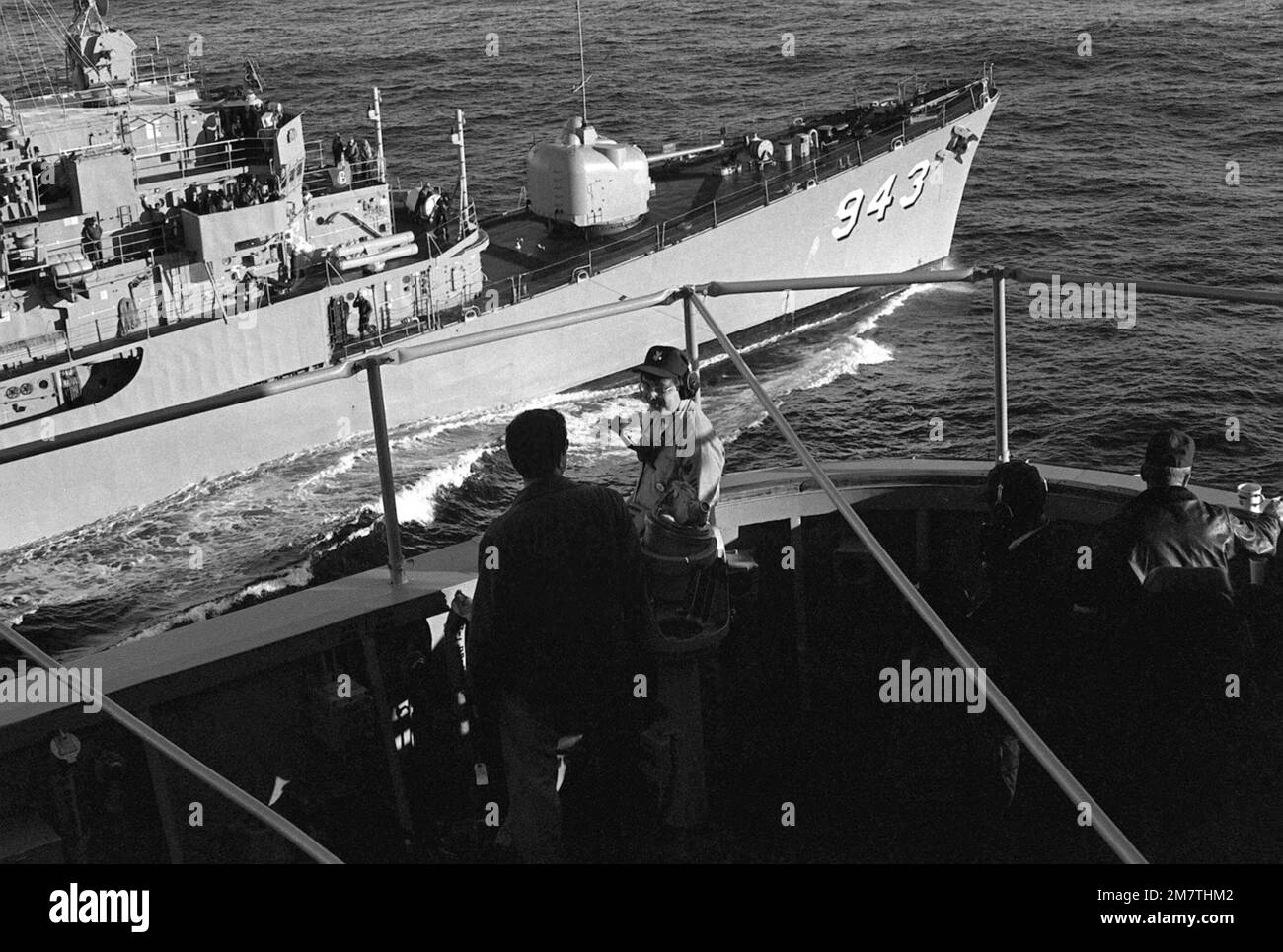 Leutnant Donahue, Left und Navy Counselor 1. Klasse (NC1) Moore diskutieren die laufende Wiederauffüllung, während der Zerstörer USS BLANDY (DD 943) neben dem Munitionsschiff USS SANTA BARBARA (AE 28) in Position geht. Das Foto wurde am 40. Jahrestag des Angriffs auf Pearl Harbor aufgenommen. Land: Atlantik (AOC) Stockfoto