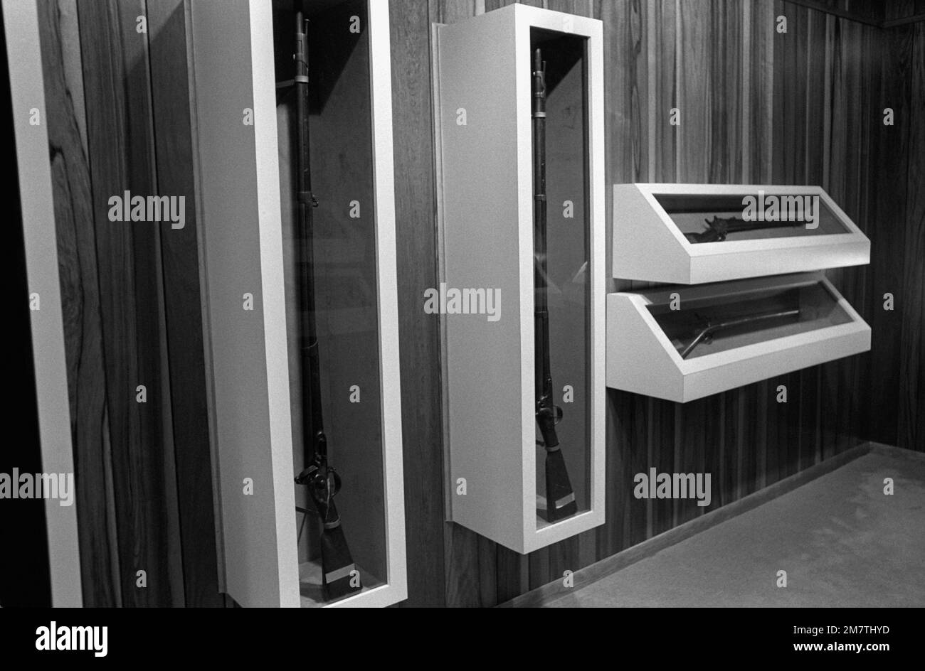 Im Gewehrraum des war Memorial Marine Corps Museum im Marine Corps Recruit Depot des Marine Corps werden verschiedene Arten von Gewehren ausgestellt. Basis: USMC Recruit Depot, Parris Island Bundesstaat: South Carolina (SC) Land: Vereinigte Staaten von Amerika (USA) Stockfoto