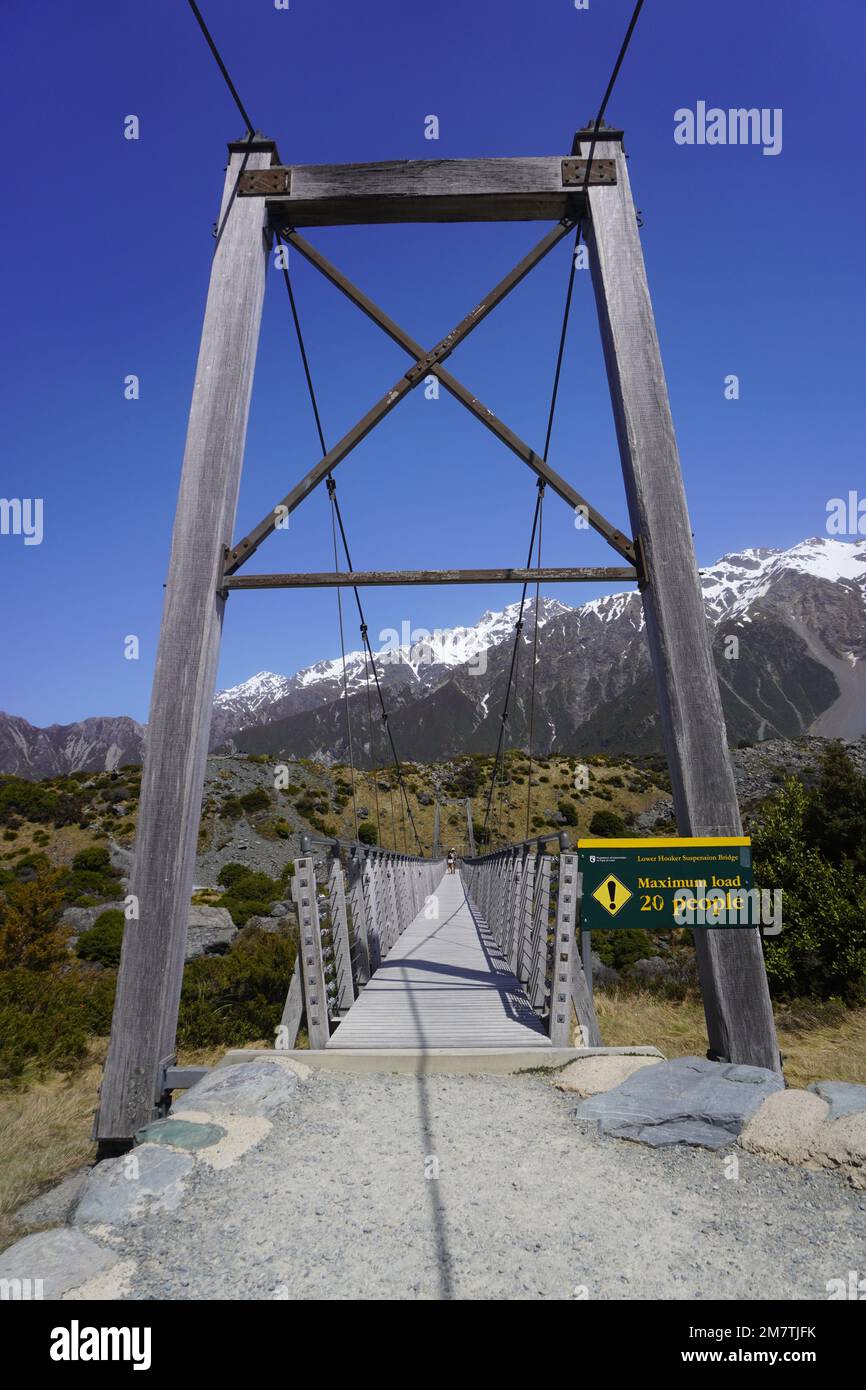 Vorderansicht der ersten Swing Bridge über den Hooker River im Aoraki Mount Cook National Park Stockfoto