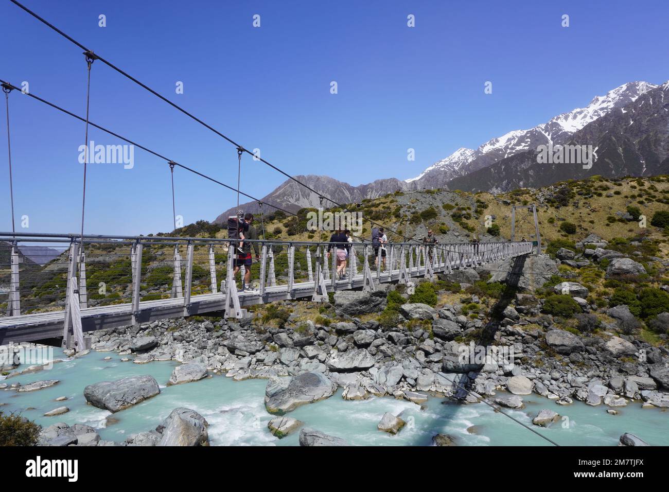 Erste Swing Bridge über den Hooker River im Aoraki Mount Cook National Park Stockfoto