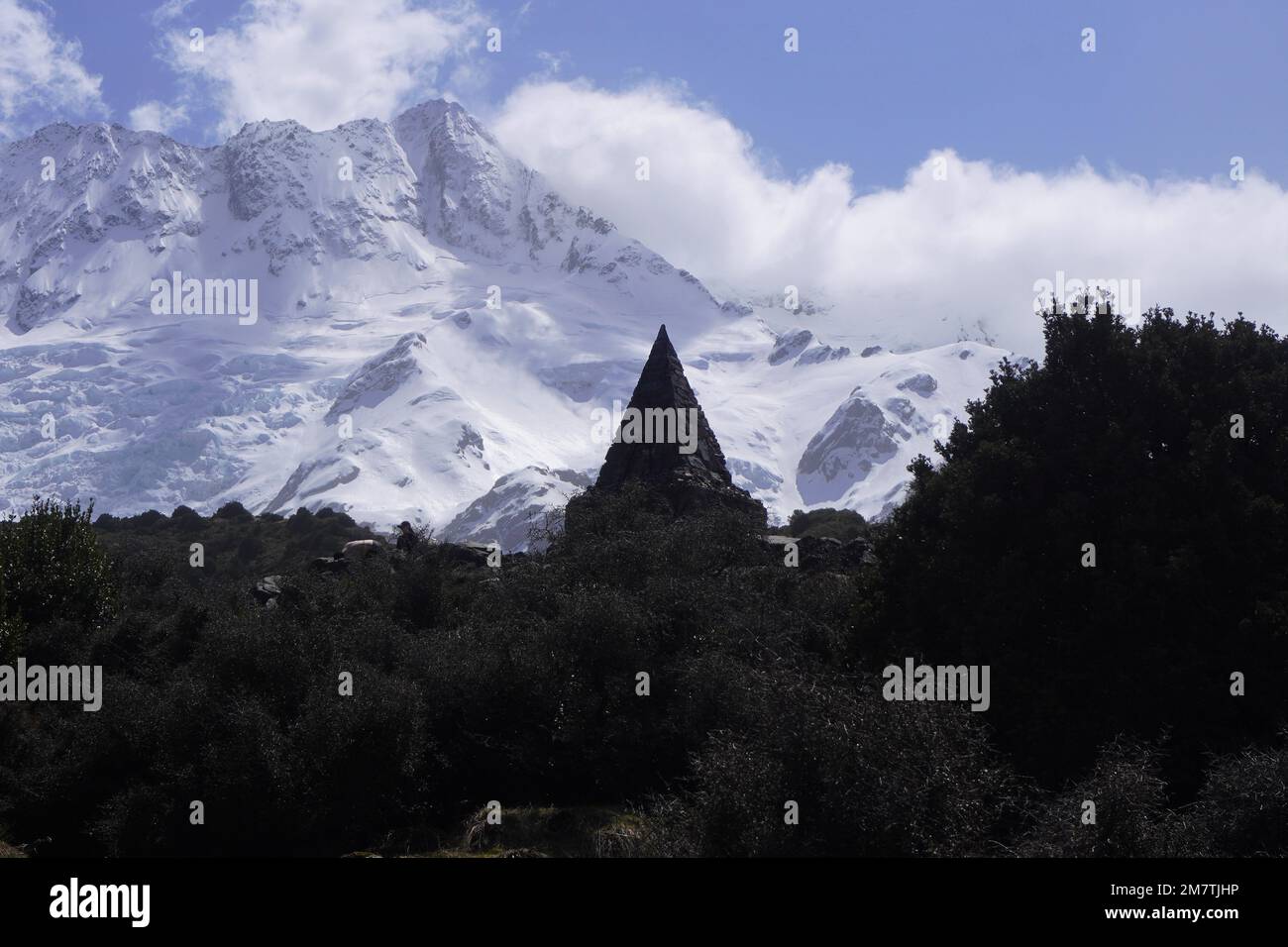 Alpine Memorial gegen den schneebedeckten Mount Sefton im Aoraki Mount Cook National Park, Neuseeland Stockfoto