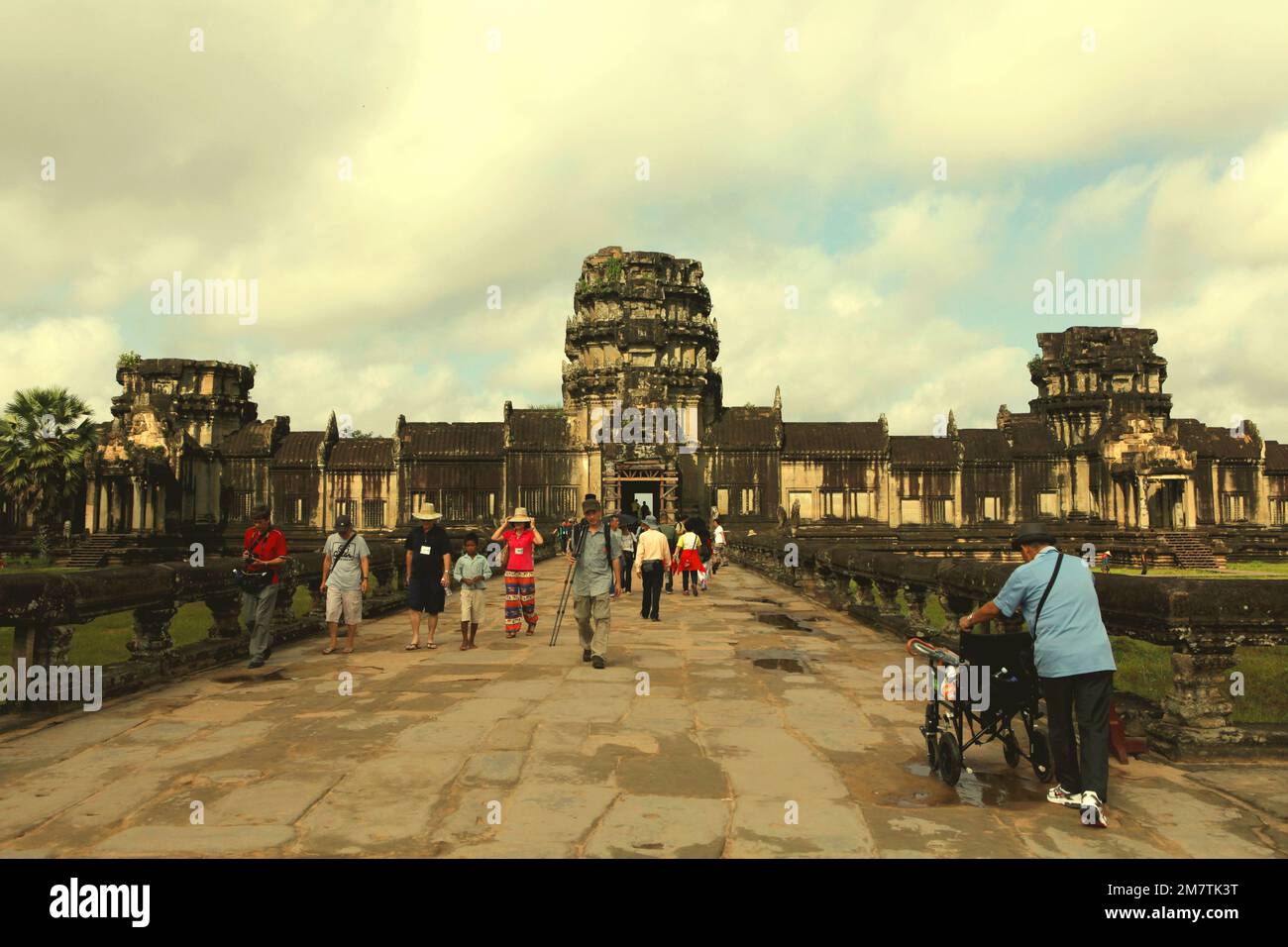 Touristen laufen auf diesem 2013 aufgenommenen Foto auf einem Fußweg, der den Angkor Wat Tempel mit dem äußeren Bauwerk in Siem Reap, Kambodscha, verbindet. Im vergangenen Jahr (2022) begrüßte Angkor 287.454 internationale Touristen und verdiente 11,5 Millionen US-Dollar aus dem Ticketverkauf, wie das staatseigene Unternehmen Angkor Enterprise in einer von Xinhua am 5. Januar 2023 zitierten Pressemitteilung mitteilte. „Derzeit zieht Angkor zwischen 1.800 und 2.000 ausländische Besucher pro Tag an, ein bedeutender Anstieg von nur 70 pro Tag während der Pandemie in den Jahren 2020 und 2021“, sagte der kambodschanische Staatssekretär des Tourismusministeriums, Top Sopheak. Stockfoto