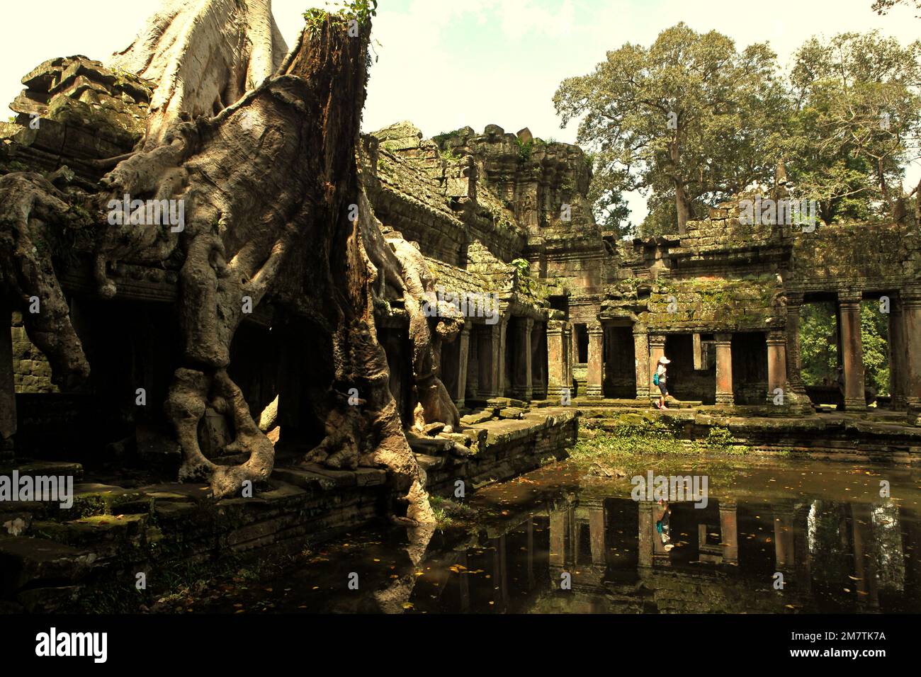 Eine Besucherin auf einem Fußweg zwischen einem alten künstlichen Teich und den Ruinen des Preah Khan Tempels in Siem Reap, Kambodscha, auf diesem Foto aus dem Jahr 2013. Im vergangenen Jahr (2022) begrüßte Angkor 287.454 internationale Touristen und verdiente 11,5 Millionen US-Dollar aus dem Ticketverkauf, wie das staatseigene Unternehmen Angkor Enterprise in einer von Xinhua am 5. Januar 2023 zitierten Pressemitteilung mitteilte. „Derzeit zieht Angkor zwischen 1.800 und 2.000 ausländische Besucher pro Tag an, ein bedeutender Anstieg von nur 70 pro Tag während der Pandemie in den Jahren 2020 und 2021“, sagte der kambodschanische Staatssekretär des Tourismusministeriums, Top Sopheak. Stockfoto