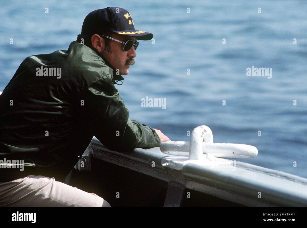 CDR John Strebel, ausgewählter Reservekoordinator, macht eine Pause von einem anstrengenden Tag auf See. Basis: Kodiak Island Bundesstaat: Alaska (AK) Land: Vereinigte Staaten von Amerika (USA) Stockfoto