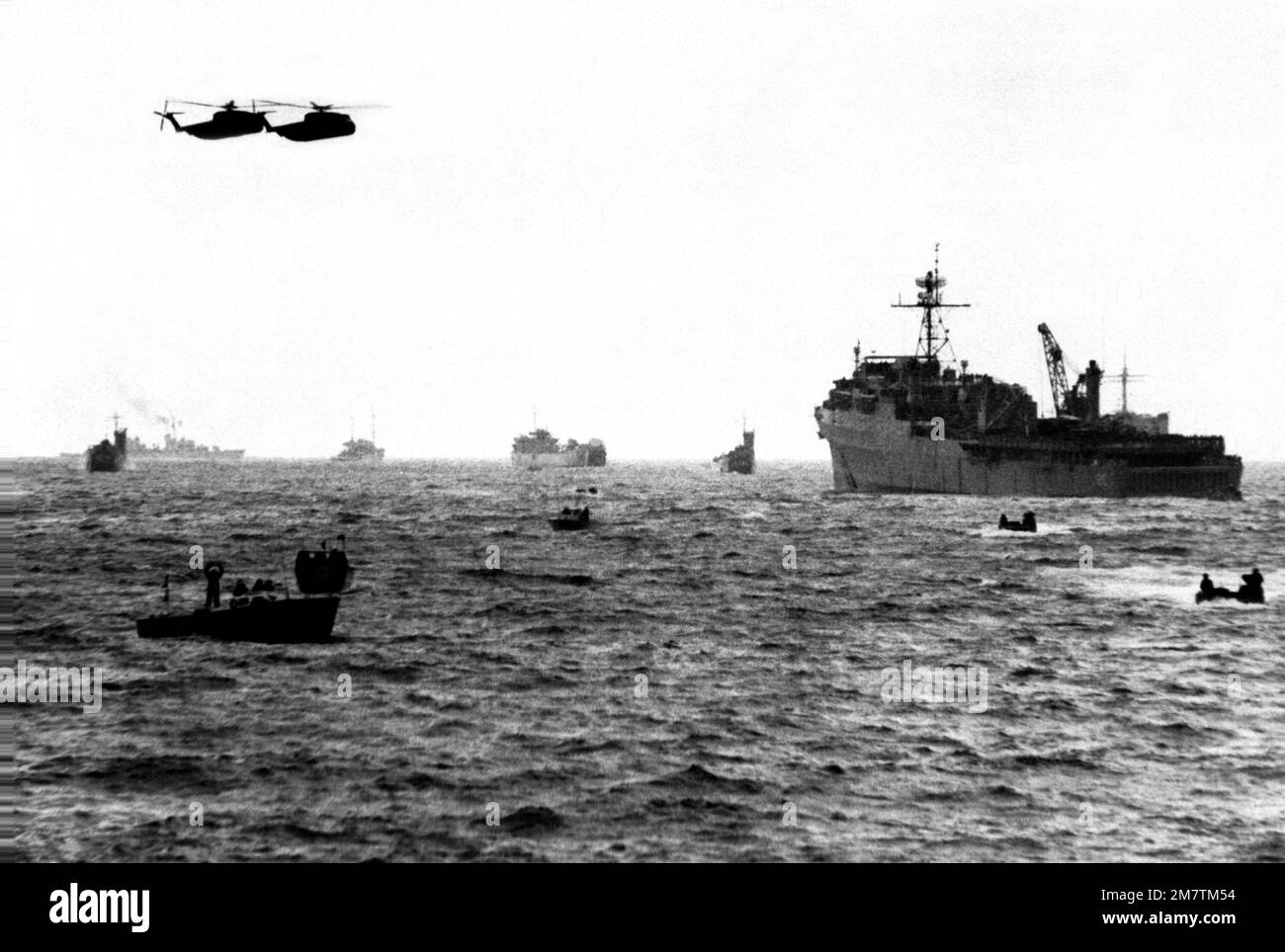 Zwei Marine Corps CH-53 Sea Hallion Helikopter transportieren Truppen und Ausrüstung zum Strand, während US- und koreanische Kampfschiffe und Landungsboote an Valiant Blitz teilnehmen, der Amphibien-Angriffsphase des Trainingsteams Spirit '82. Betreff Operation/Serie: TEAMGEIST '82 Basis: Tok Sok Ri Beach Land: Republik Korea (KOR) Stockfoto