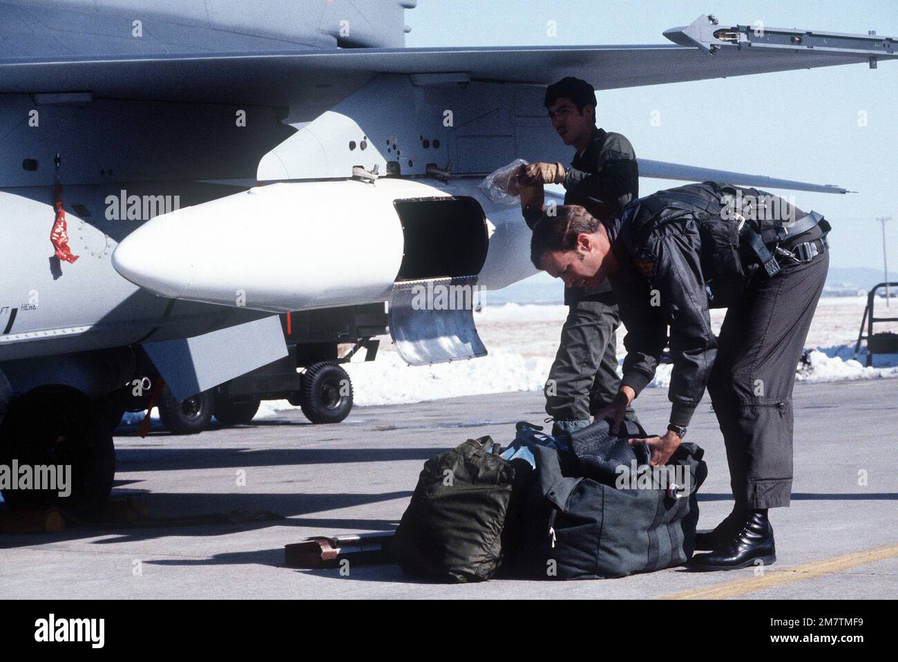 CPT Tony Yount entlädt seine Ausrüstung aus einer Transportkapsel, die an einem Block 15 F-16-Kampfflugzeug gegen Falcon befestigt ist. Das Flugzeug ist die erste F-16, die zum Einsatz der 80. Taktischen Kampfgeschwader eintrifft. Basis: Land des Luftwaffenstützpunkts Kunsan: Republik Korea (KOR) Stockfoto