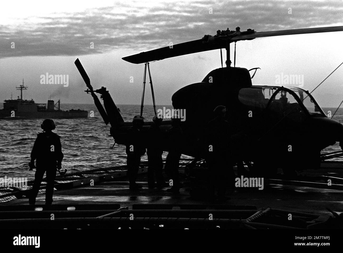 Ein Marine AH-1 Sea Cobra Hubschrauber vom Marine Light Helicopter Squadron 167 (HML-167) wird auf das Amphibienschiff USS GUAM (LPH-9) für die Reise nach Norwegen geladen. Die Kobra wird zur Unterstützung des 1. Bataillons, der 6. Marines, des Kältetrainings eingesetzt. Basis: USS Guam (LPH 9) Land: Norwegen (NOR) Stockfoto