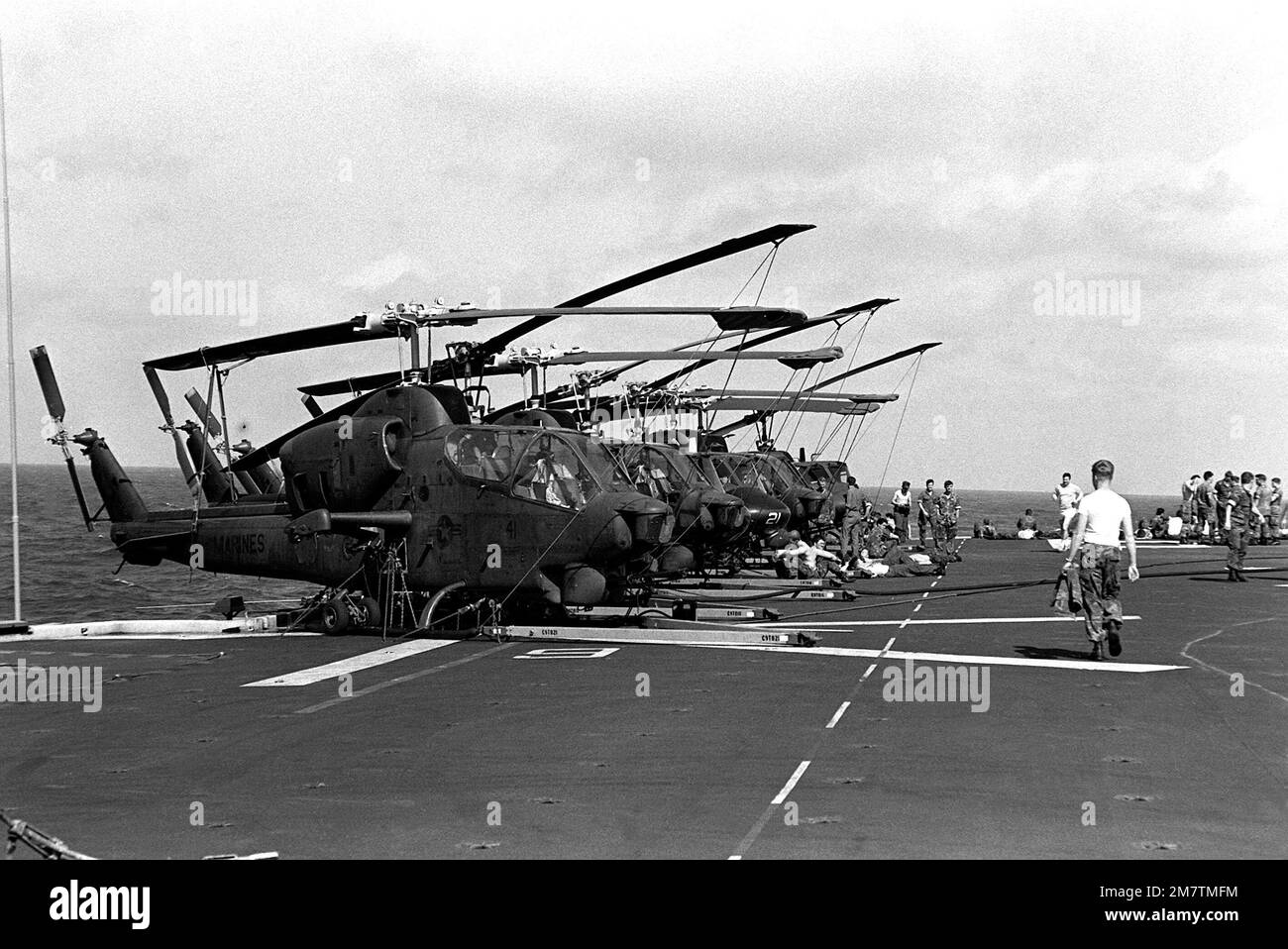 Acht Marine AH-1 Sea Cobra Hubschrauber und UH-1N Iroquois Hubschrauber sind auf dem Flugdeck des Amphibienschiffs USS GUAM (LPH-9) festgebunden. Die Helikopter werden eingesetzt, um das 1. Bataillon, 6. Marines, Kaltwettertraining zu unterstützen. Basis: USS Guam (LPH 9) Land: Norwegen (NOR) Stockfoto
