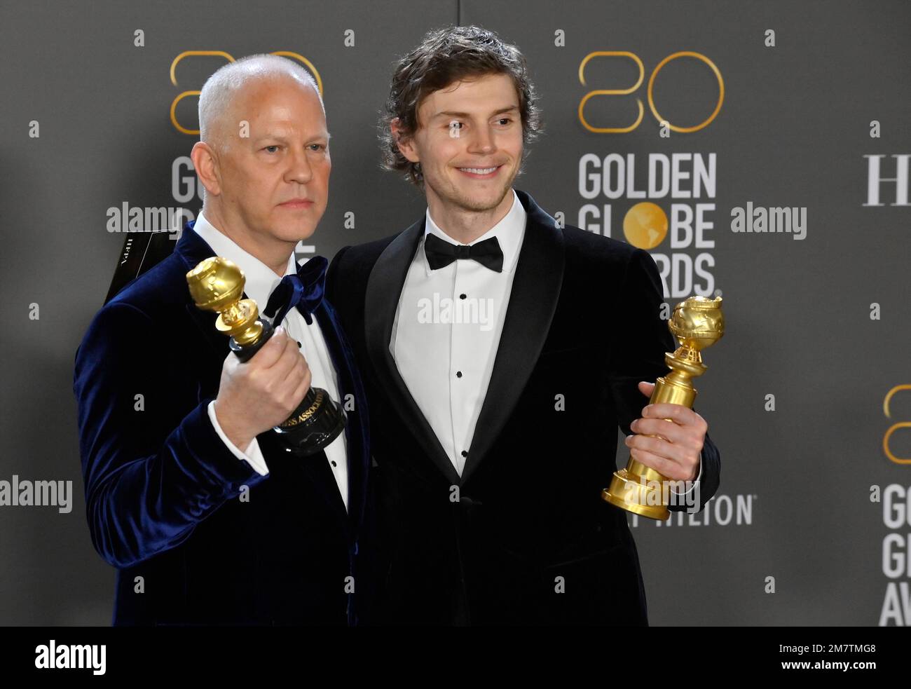 Beverly Hills, Usa. 10. Januar 2023. (L-R) Ryan Murphy, Gewinner des Carol Burnett Award und Evan Peters, Gewinner des Best Actor in a Limited oder Anthology Series oder des Television Film Award für „Dahmer - Monster: The Jeffrey Dahmer Story“ wird am Dienstag, den 10. Januar 2023, bei den jährlichen Golden Globe Awards 80. im Beverly Hilton in Beverly Hills, Kalifornien, hinter der Bühne präsentiert. Foto: Jim Ruymen/UPI Credit: UPI/Alamy Live News Stockfoto