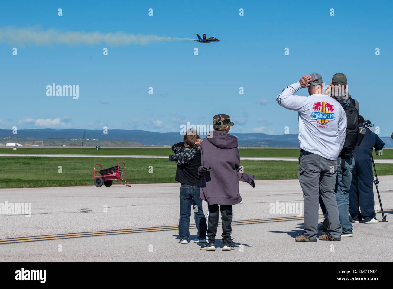 Die Familie von Jennifer Macziewski, Rapid City, Lehrerin des Jahres in South Dakota, schaut sich ein U.S. Navy Blue Angels, F/A-18 Super Hornet startet von der Startbahn am Luftwaffenstützpunkt Ellsworth am 13. Mai 2022. Macziewski wurde mit dem Piloten und Erzähler der Blue Angels in den USA als Haupteinflussnehmer ausgewählt Navy LT. Griffin Stangel als Teil von Ellsworth's Air and Space Show, Ellsworth AFB, South Dakota. Stockfoto