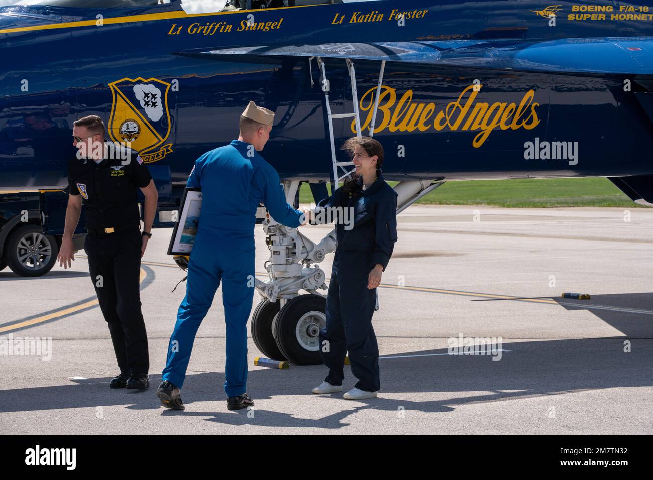 USA Navy LT. Griffin Stangel, Pilot und Erzähler der Blue Angels, schüttelt Megan Phaneuf, Assistant News Director bei KNBN - NewsCenter1 in Rapid City, South Dakota, nach ihrem Prämienflug auf die USA die Hand Navy Blue Angels, F/A-18 Super Hornet #7. Phaneuf wurde für den Flug als Teil eines Media-Incentive-Fluges während der Ellsworth Air and Space Show, Ellsworth AFB, South Dakota, ausgewählt. Stockfoto