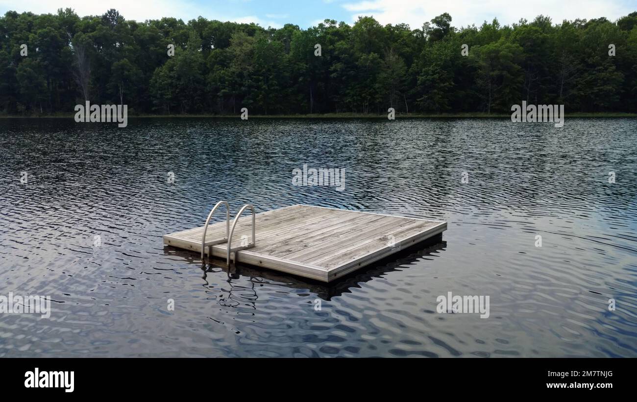 Ein malerischer Blick auf eine schwimmende hölzerne Anlegestelle auf der Oberfläche eines Sees Stockfoto
