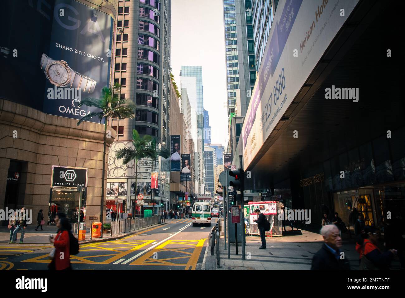 Ein malerischer Blick auf ein geschäftiges städtisches Gebiet in der Gegend Sheung Wan in Hong Kong Stockfoto