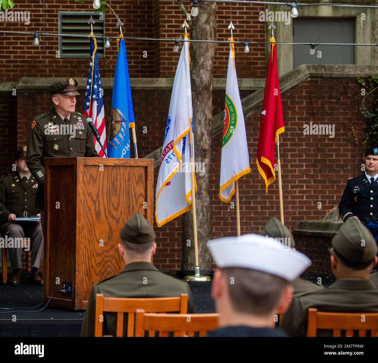 Brigg. General Andrew Preston, Kommandant der Field Artillery School, war Gastredner für die ROTC-Kommissionierungszeremonie der Universität Oklahoma im Mai 13 2022. „Ihr Erfolg ist mir persönlich sehr wichtig. Sie sind die Zukunft unserer Armee, und meine Generation überlässt Ihnen den Mantel der Führung“, so Preston. Stockfoto