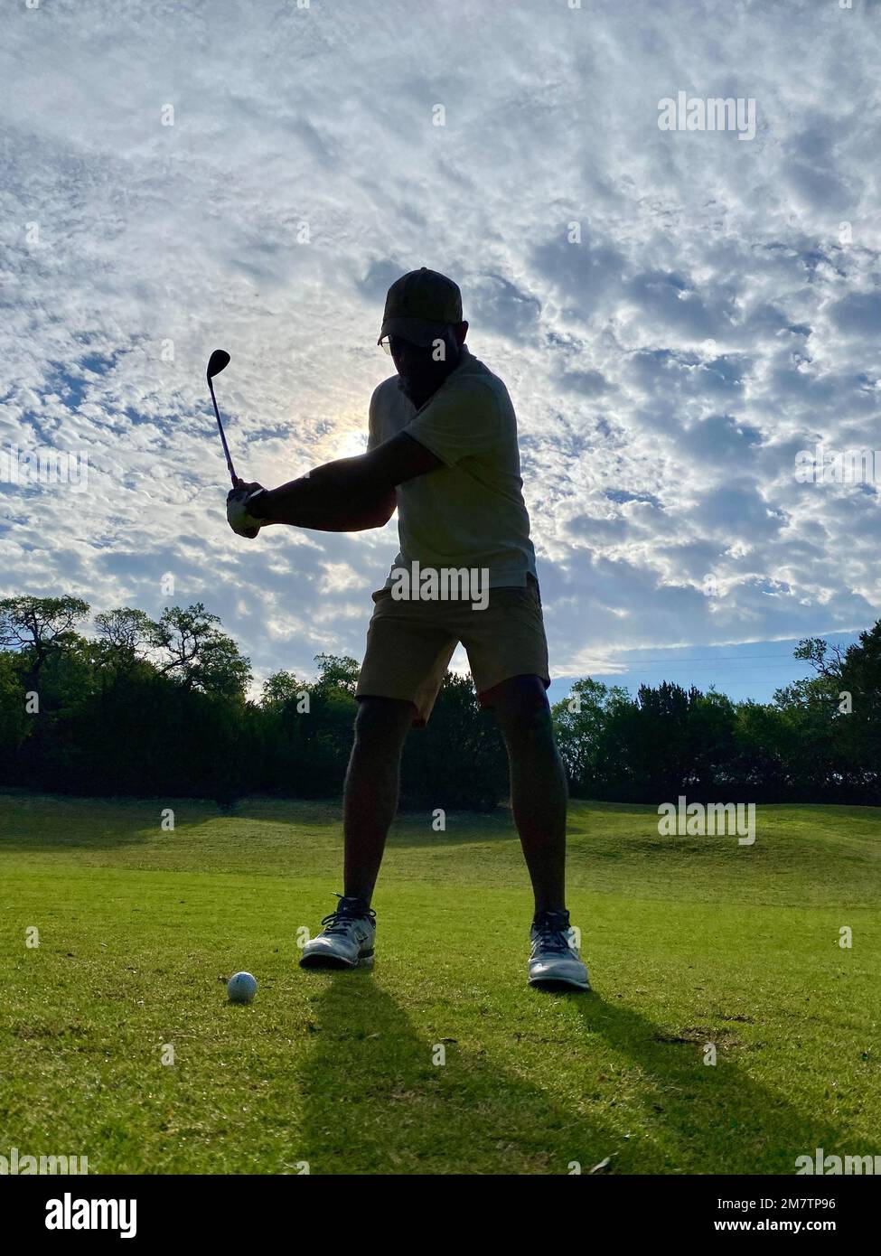 Brigadegeneral Ronald R. Ragin spielt am 13. Mai 2002 am Military Appetiation Day auf dem Golfplatz Hills of Cove in Copperas Cove, Texas, eine Runde Golf. Ragin sagte: „Manchmal kann mehr getan werden, wenn man mit Soldaten auf dem Golfplatz ist, Zigarren raucht oder Bier mit ihnen teilt, anstatt E-Mails abzurufen, weil es für Klarheit sorgt.“ Stockfoto