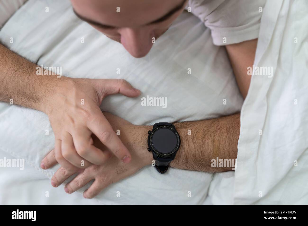 Moderne, schwarze Smartwatch am Handgelenk. Platzieren Sie digitale Nummern, das Logo oder die mobile App auf einem leeren Bildschirm. Überwachung des Herzschlags mit einem intelligenten Gerät im Traum Stockfoto