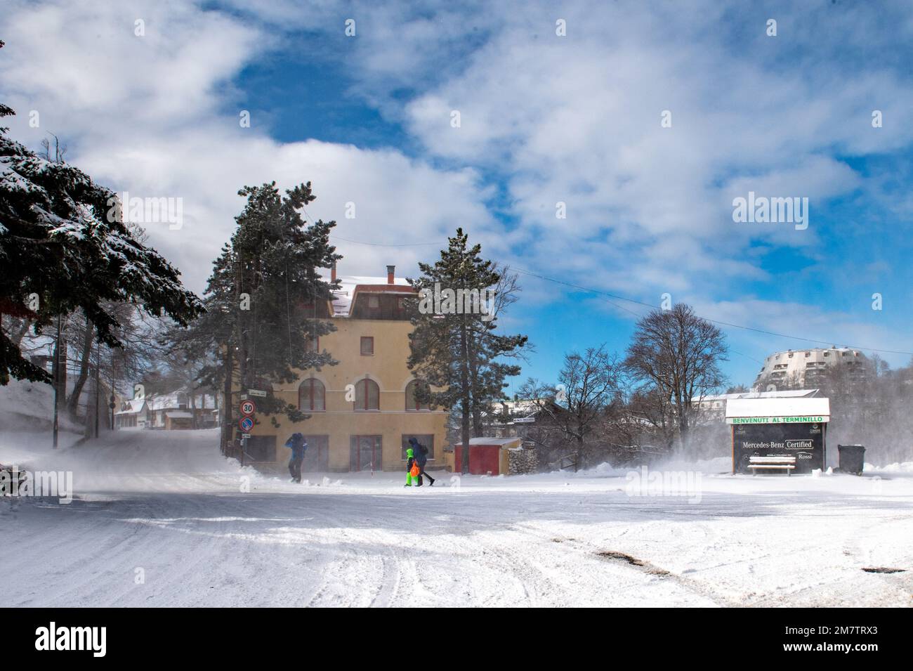 Rieti, Rieti, Italien. 10. Januar 2023. Als die Temperaturen fielen, waren die Berge der zentralen Apenninen mit Schnee bedeckt. Foto: Ein allgemeiner Blick auf Terminillo in Rieti, 10. Januar 2023, nach einem Schneefall über Nacht. (Kreditbild: © Riccardo Fabi/Pacific Press via ZUMA Press Wire) NUR REDAKTIONELLE VERWENDUNG! Nicht für den kommerziellen GEBRAUCH! Stockfoto