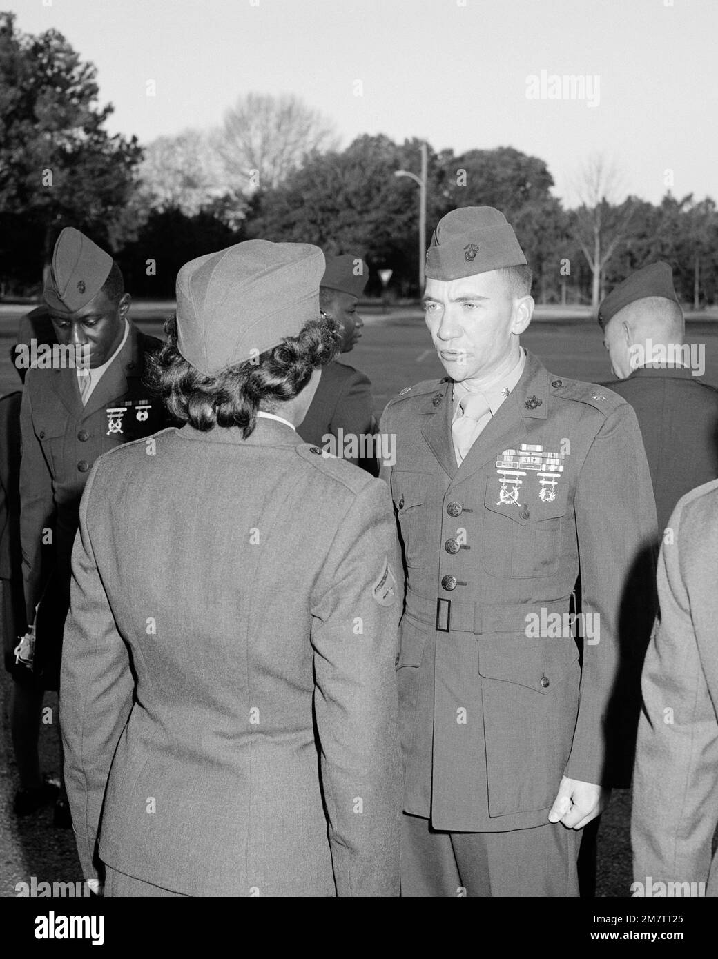LCPL Brenda Brown von der Militärpolizeigesellschaft, steht als MAJ W.A. Tweed, ein Mitglied der USA Das Team des Marinekorps-Generalinspektors spricht mit ihr während einer Personalinspektion. Basis: Marine Corps Logis Base, Albany Bundesstaat: Georgia (GA) Land: Vereinigte Staaten von Amerika (USA) Stockfoto LCPL Brenda Brown von der Militärpolizeigesellschaft, steht als MAJ W.A. Tweed, ein Mitglied der USA Das Team des Marinekorps-Generalinspektors spricht mit ihr während einer Personalinspektion. Basis: Marine Corps Logis Base, Albany Bundesstaat: Georgia (GA) Land: Vereinigte Staaten von Amerika (USA) Stockfoto