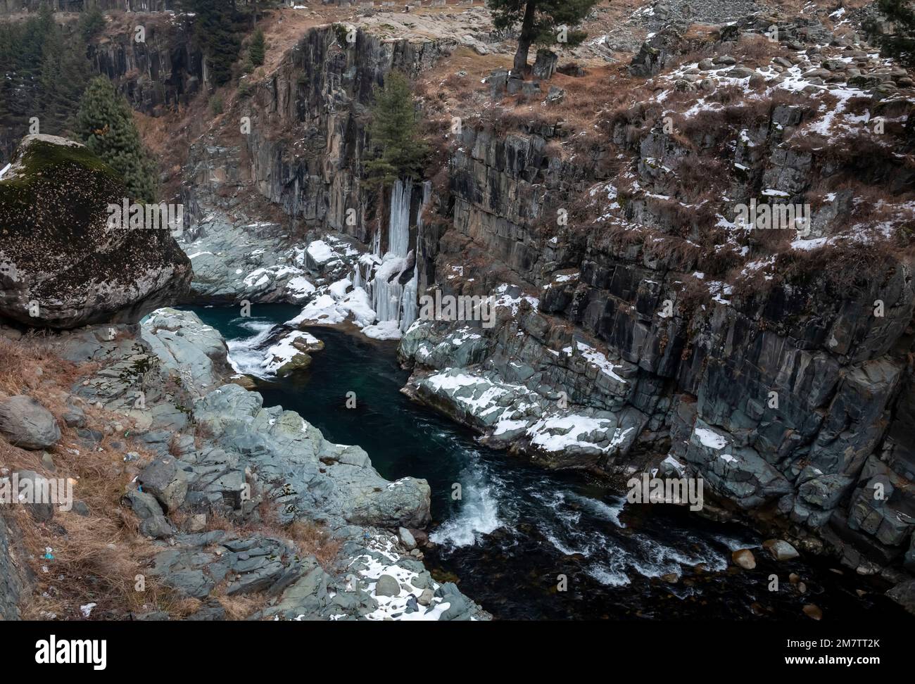 10. Januar 2023, Kulgam, Jammu und Kaschmir, Indien: Ein Blick auf den teilweise gefrorenen Wasserfall von Aharbal während eines kalten bewölkten Tages in Kulgam. Das Wasser des Flusses Veshu bildet einen der majestätischsten Wasserfälle, bekannt als Aharbal- oder Niagarafälle von Kaschmir. Die Wasserfälle haben eine malerische Umgebung mit dicken Tannenwäldern, die sich im Süden von Srinagar befinden. Es ist eines der besten Touristenziele im Kaschmirtal. (Credit Image: © Idrees Abbas/SOPA Images via ZUMA Press Wire) NUR REDAKTIONELLE VERWENDUNG! Nicht für den kommerziellen GEBRAUCH! Stockfoto