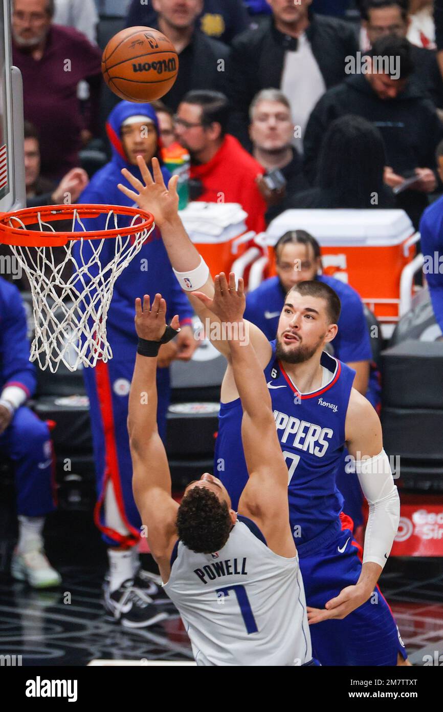 Los Angeles, Kalifornien, USA. 10. Januar 2023. Das Los Angeles Clippers Center Ivica Zubac (40) schießt während eines NBA-Basketballspiels am Sonntag, den 10. Januar 2023, in Los Angeles über Dallas Mavericks Forward Dwight Powell (7). (Kreditbild: © Ringo Chiu/ZUMA Press Wire) NUR REDAKTIONELLE VERWENDUNG! Nicht für den kommerziellen GEBRAUCH! Stockfoto