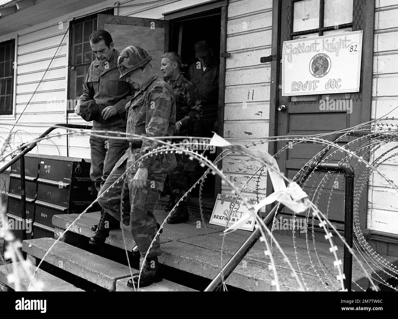 GENERAL David C. Jones, Vorsitzender, Joint CHIEF of STAFF, USA Die Streitkräfte (links) besuchen die Basis für ein Update über die derzeit laufende Übung Gallant Knight '82. Betrifft Operation/Serie: GALLANT KNIGHT '82 Basis: Fort Bragg Bundesstaat: North Carolina (NC) Land: Vereinigte Staaten von Amerika (USA) Stockfoto