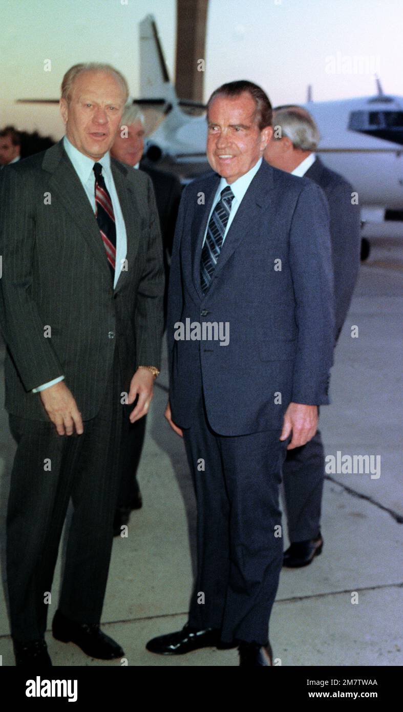 Die ehemaligen Präsidenten Gerald Ford (links) und Richard Nixon unterhalten sich einen Moment lang, während sie sich auf die Abreise nach Ägypten vorbereiten. Sie werden an der Beerdigung des ermordeten ägyptischen Präsidenten Anwar Sadat teilnehmen. Basis: Luftwaffenstützpunkt Andrews Bundesstaat: Maryland (MD) Land: Vereinigte Staaten von Amerika (USA) Stockfoto