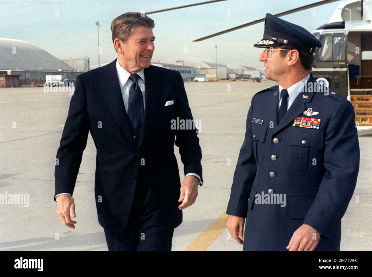 Präsident Reagan bereitet sich auf eine Reise nach Minnesota vor. Er wird von BGEN Albert C. Guidotti begleitet. Basis: Luftwaffenstützpunkt Andrews Bundesstaat: Maryland (MD) Land: Vereinigte Staaten von Amerika (USA) Stockfoto