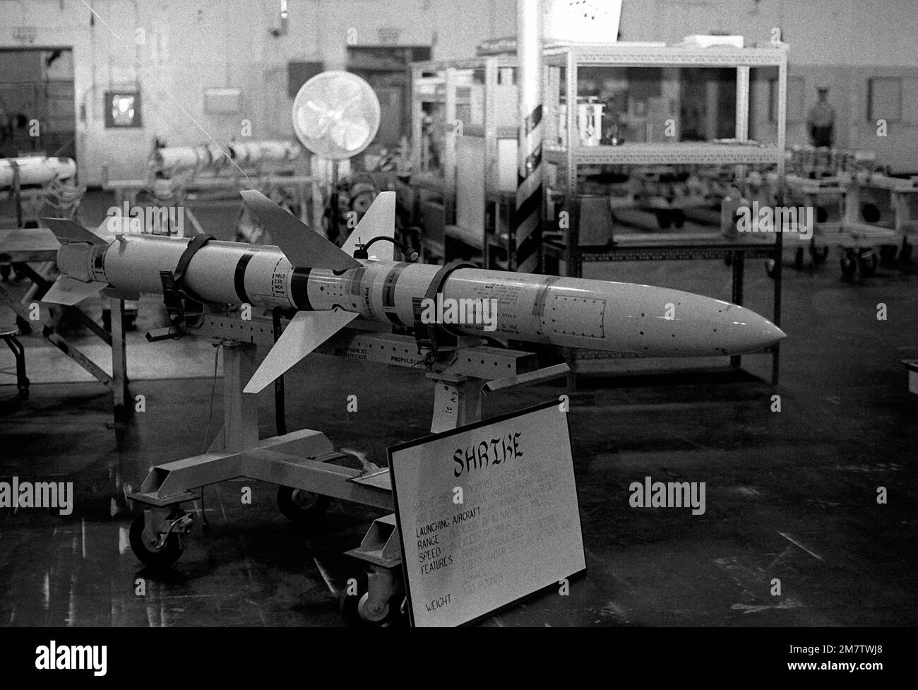 Während der Jubiläumsfeier des Zentrums wird eine Luft-zu-Oberfläche-Rakete des Typs AGM-45 Shrike ausgestellt. Basis: NAV Weapons Center, China Lake Bundesstaat: Kalifornien (CA) Land: Vereinigte Staaten von Amerika (USA) Stockfoto