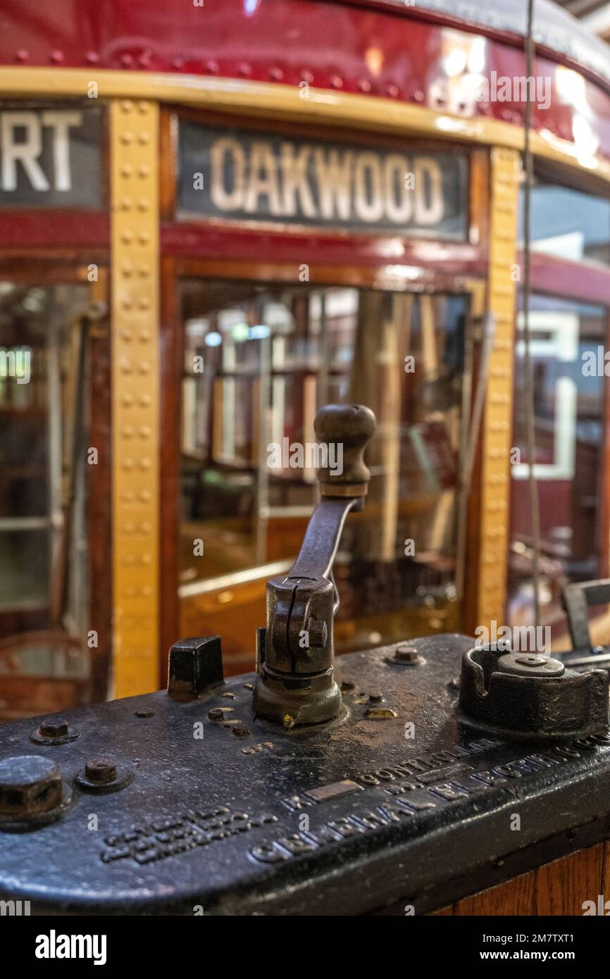 Die Leiter werden an einem Trolleywagen hebeln Stockfoto