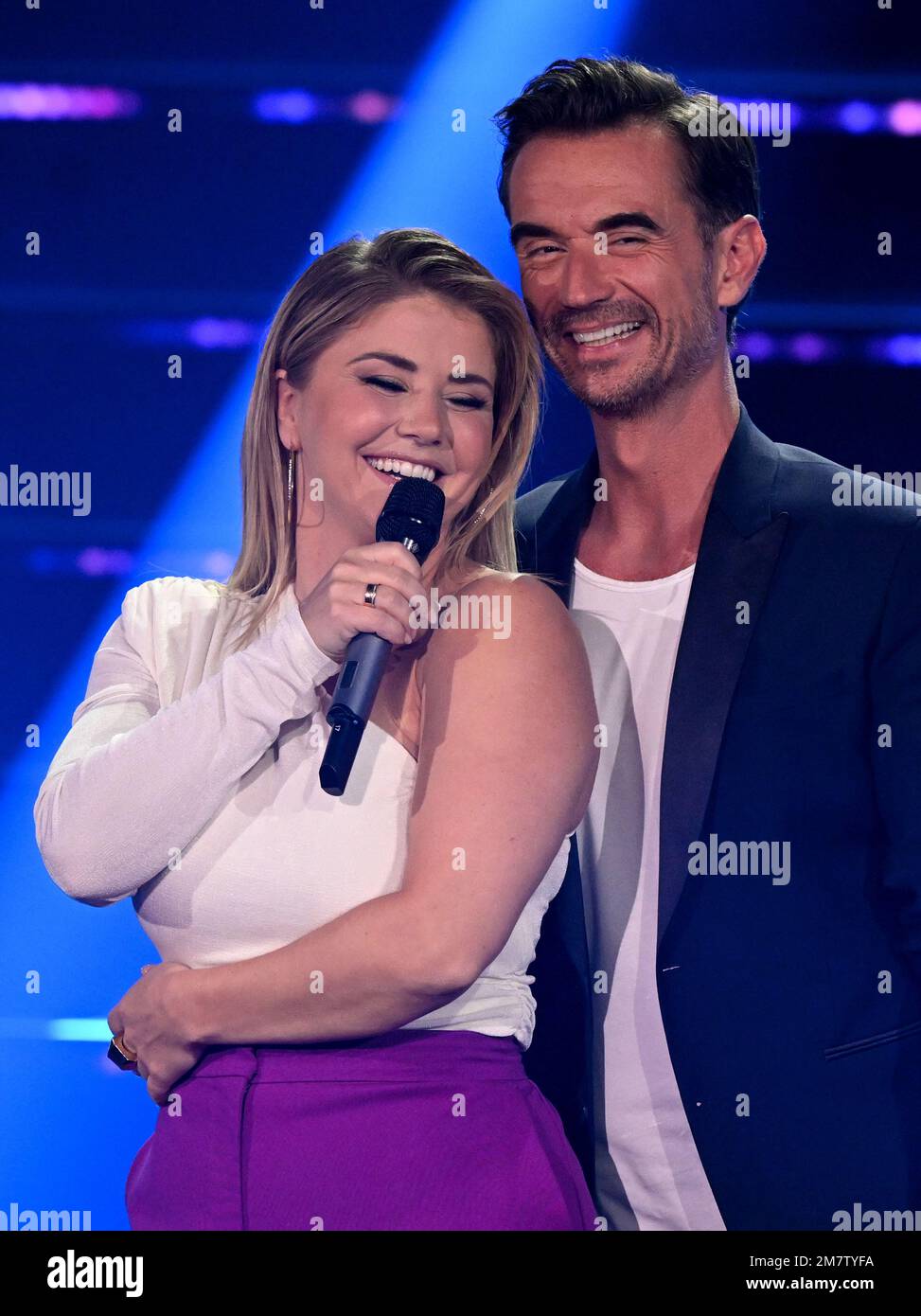 PRODUKTION - 22. Oktober 2022, Sachsen, Leipzig: Schweizer Popsänger Beatrice Egli und deutscher Sänger und Moderator Florian Silbereisen treten zusammen auf der Bühne der TV-Show „der große Schlagerabschied“ auf. Die Show Marks Sänger Drews' letzter Abschied von der großen Bühne. Foto: Hendrik Schmidt/dpa Stockfoto