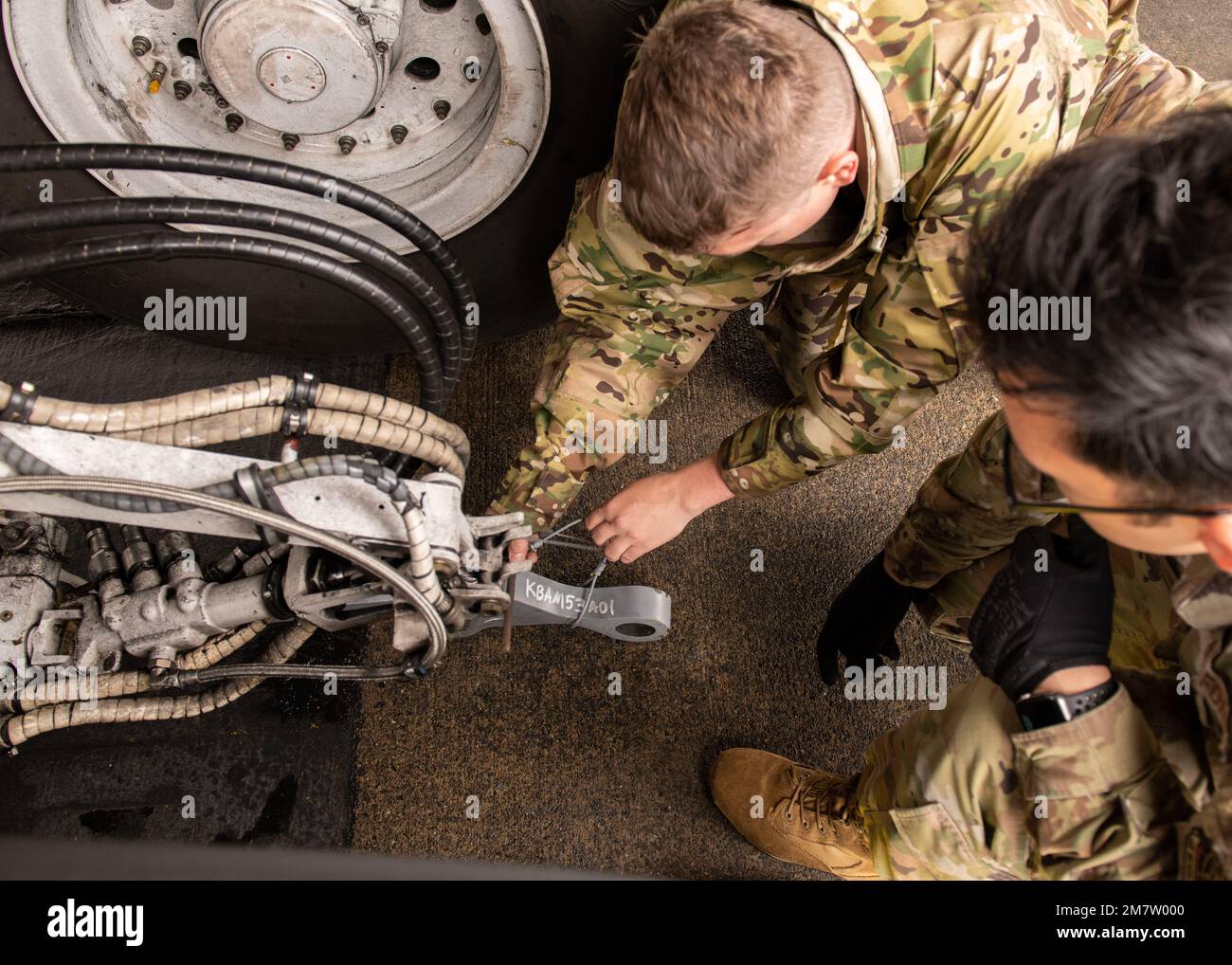 Staff Sgt. David Lindsey II, 730. Air Mobility Squadron Flugzeugwartung Unkommissionierter Offizier, unterrichtet Staff Sgt. Randal Smith, 730. AMS Flugzeugtechniker für Elektrik- und Umweltsysteme, So befestigen Sie einen Abschleppadapter am Fahrwerk einer C-5M Super Galaxy während der Schulung zur Bergung von unfallbeschädigten Flugzeugen auf dem Luftwaffenstützpunkt Yokota, Japan, 13. Mai 2022. Die AMS-Mission 730. soll die effiziente Beförderung von Personal und Fracht durch die Region Indo-Pacific erleichtern und den Befehlen der USA und der Alliierten kritische logistische Unterstützung bieten. Die C-5M ist die größte Stockfoto