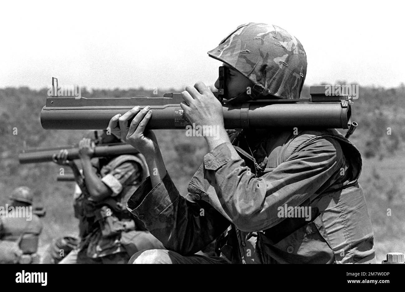 Ein Mitglied der Kompanie C, 1. Bataillon, 3. Marine Division zielt während einer Übung auf eine leichte Panzerabwehrwaffe M-72A2. Land: Unbekannt Stockfoto