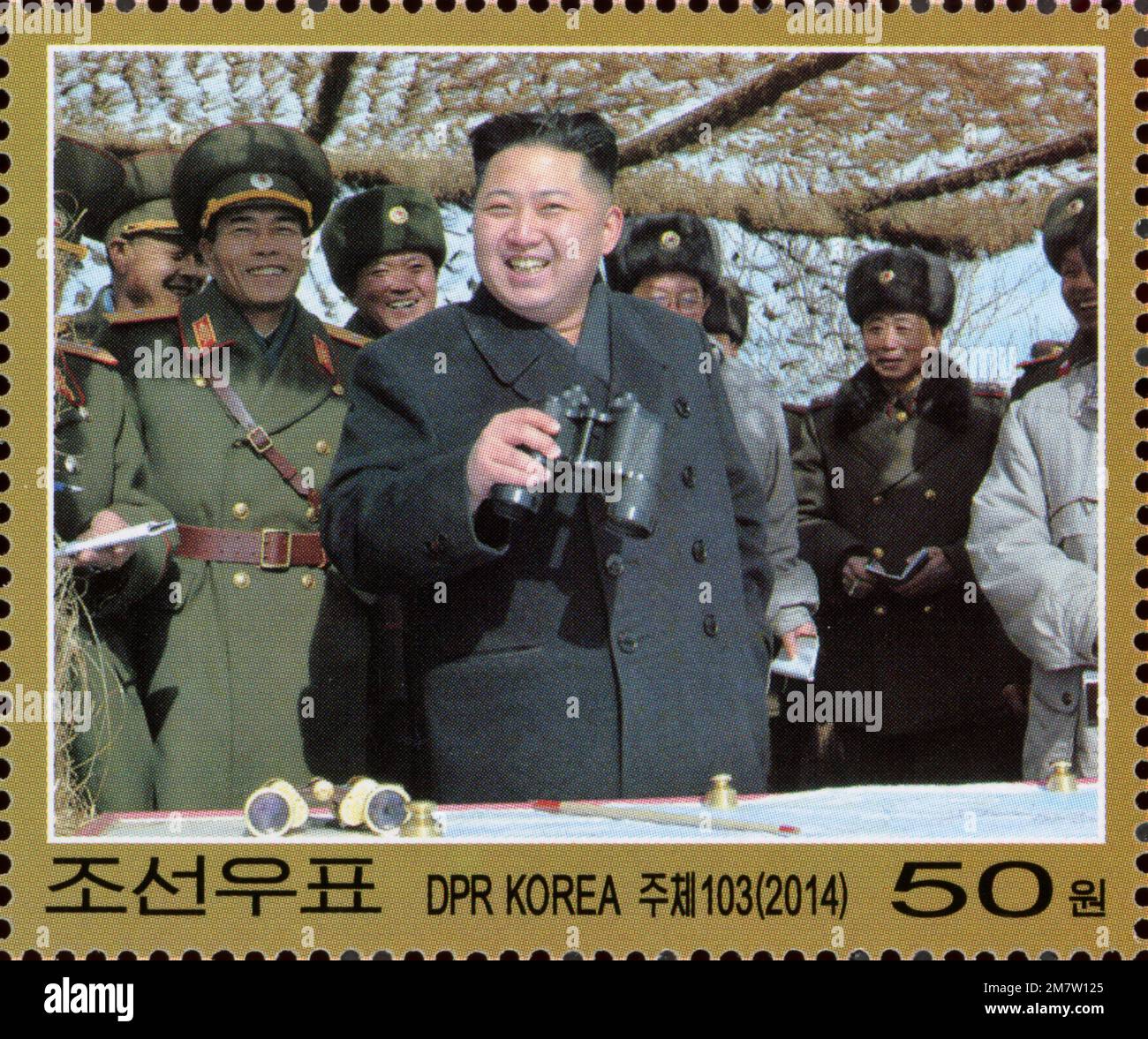 2014 Nordkorea-Stempel. Tag der Songun, Militär-zuerst-Politik. Kim Jong-un inspiziert Militäreinheiten unter dem Kommando des 4. Korps der KPA Stockfoto
