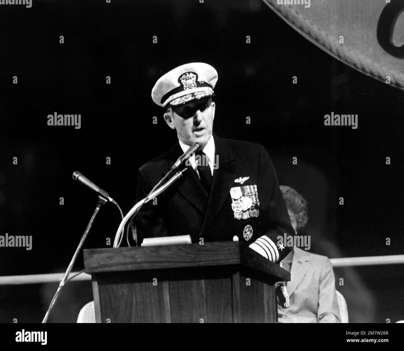 CHEF des Marineeinsatzes ADM Thomas B. Hayward spricht bei der ...