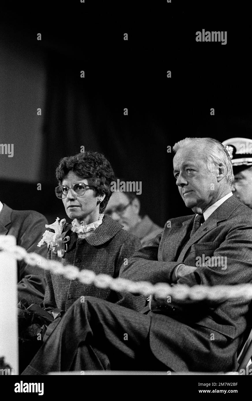 David S. Lewis, Vorstandsvorsitzender der General Dynamics Electric Boat Division, Right, und Sponsor Nancy L. Domenici sitzen während der Startzeremonie für das nuklearbetriebene Angriffs-U-Boot ALBUQUERQUE (SSN-706) auf der Rednerplattform. Basis: U-Boot-Stützpunkt, Groton Bundesstaat: Connecticut (CT) Land: Vereinigte Staaten von Amerika (USA) Stockfoto