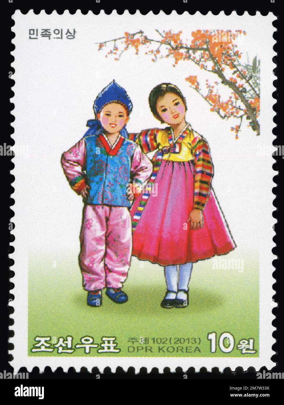 2013 Nordkorea-Stempel. Nationalkostüme. Dreifarbige Herrenjacke und -Hose mit Ärmelende sowie farbiger Rock und Jacke für Damen Stockfoto