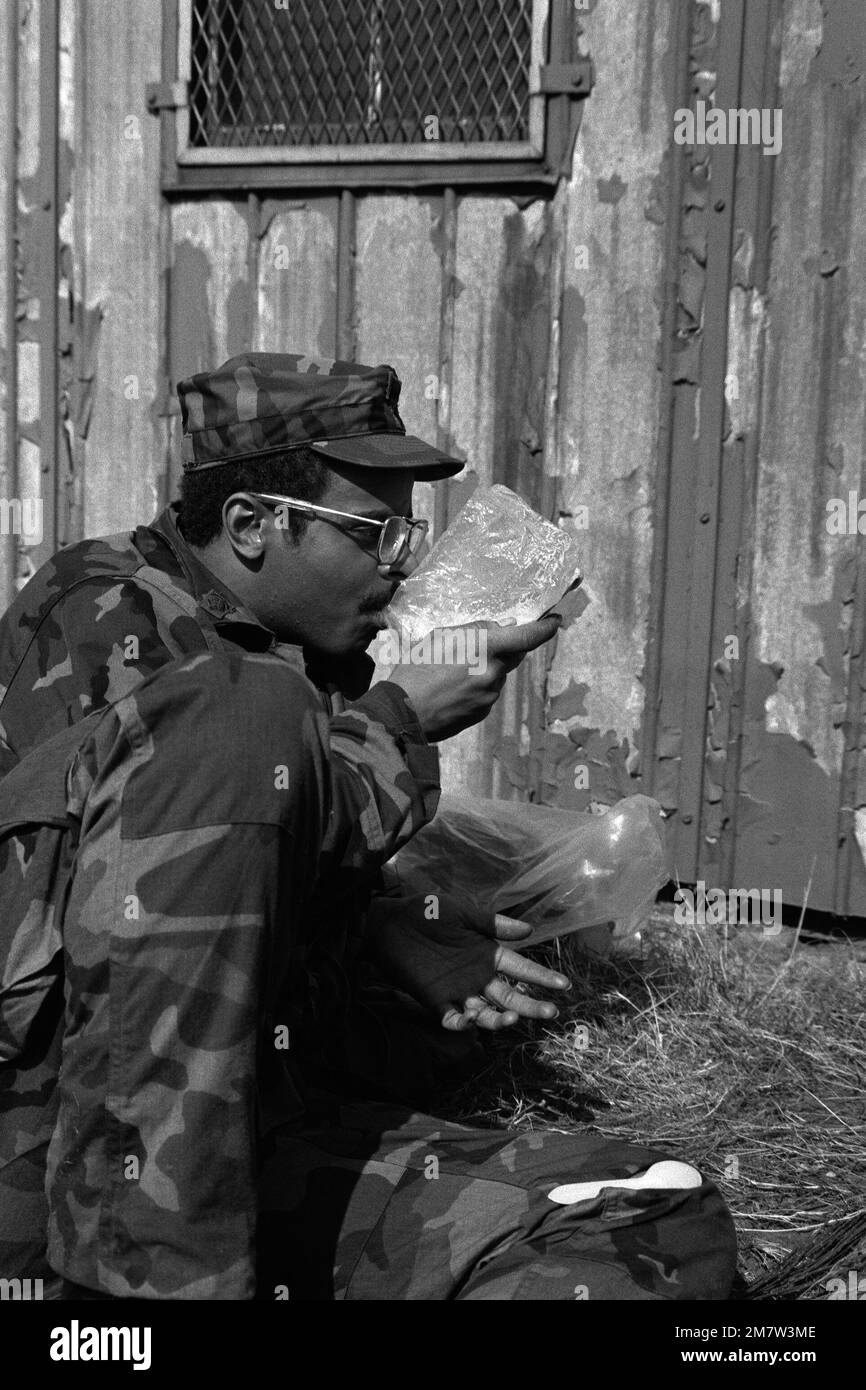 SPC5 David Jones, ein Sanitäter der 9. Infanterie Scout Company, isst nach seiner Rückkehr von einer dreitägigen Patrouille auf einer Mahlzeit mit Rationen auf heißen Feldern. Basis: Fort Lewis Bundesstaat: Washington (WA) Land: Vereinigte Staaten von Amerika (USA) Stockfoto