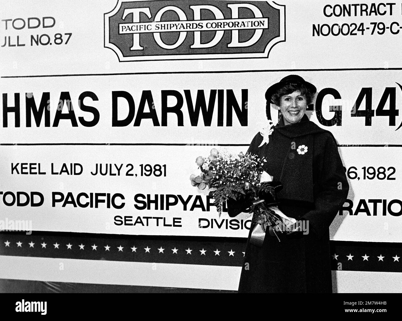 Mrs. E.E. Johnson, Sponsor der AUSTRALISCHEN Fregatte DARWIN (F-04), posiert während der Startzeremonie des Schiffs bei der Todd Pacific Shipyards Corporation. Basis: Seattle Staat: Washington (WA) Land: Vereinigte Staaten von Amerika (USA) Stockfoto
