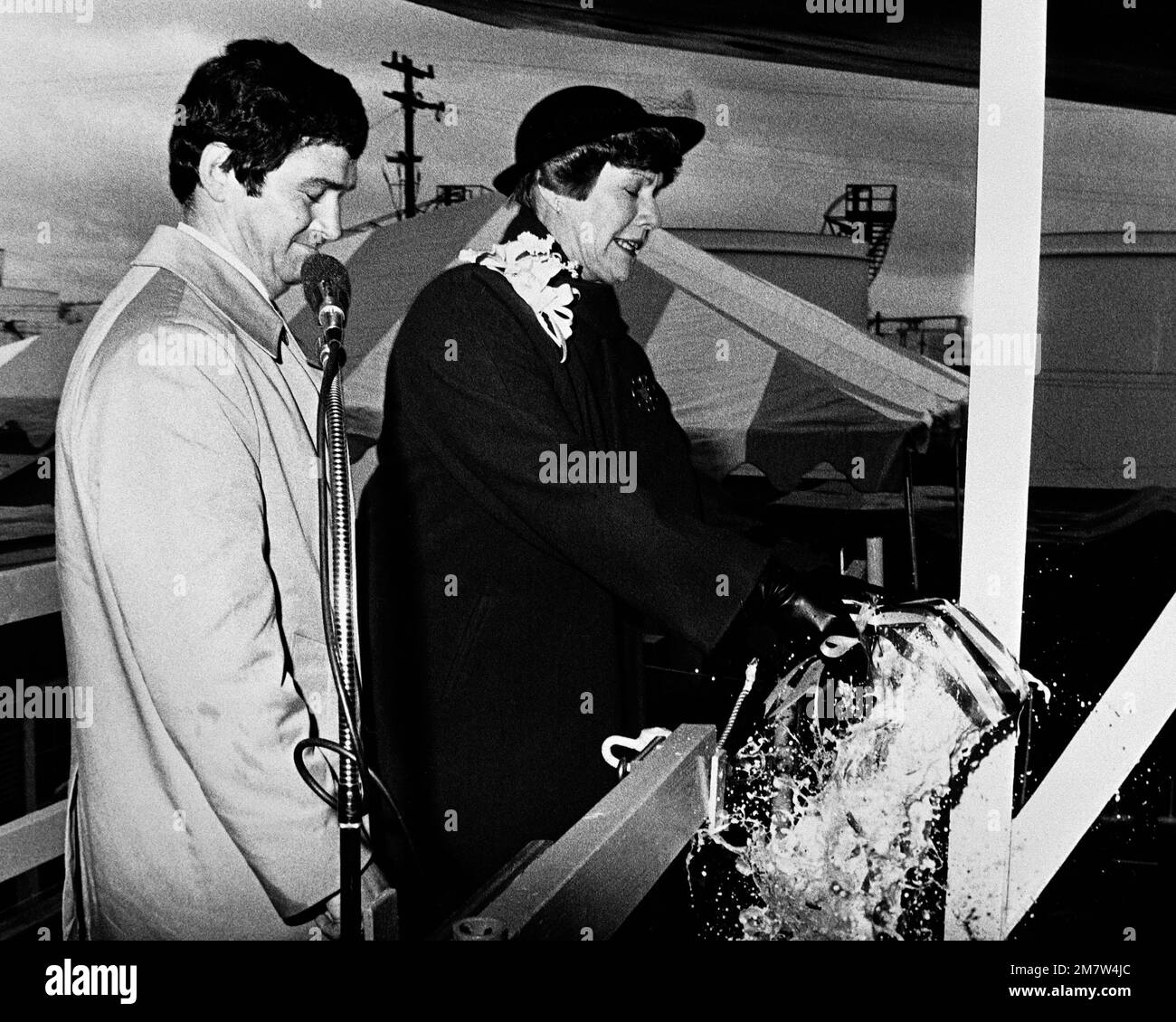 Mrs. E.E. Johnson, Sponsor, christt die australische Fregatte DARWIN (F-04) während der Startzeremonie des Schiffs in der Todd Pacific Shipyards Corporation. Basis: Seattle Staat: Washington (WA) Land: Vereinigte Staaten von Amerika (USA) Stockfoto