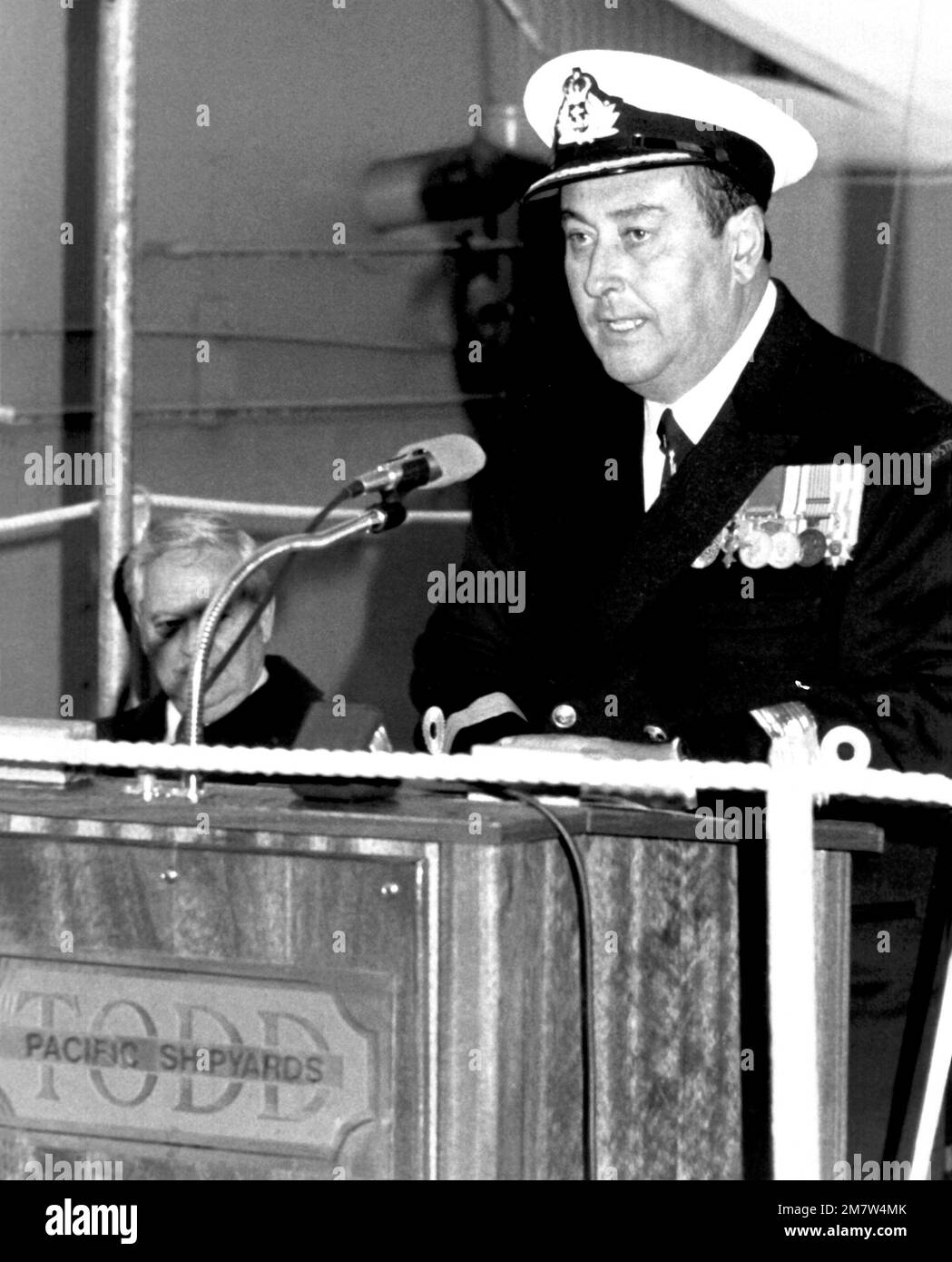 COMMANDER E.E. Johnson, Royal Australian Navy, spricht während der Startzeremonie für die geführte Raketenfregatte HMAS DARWIN (FFG-44). Basis: Seattle Staat: Washington (WA) Land: Vereinigte Staaten von Amerika (USA) Stockfoto