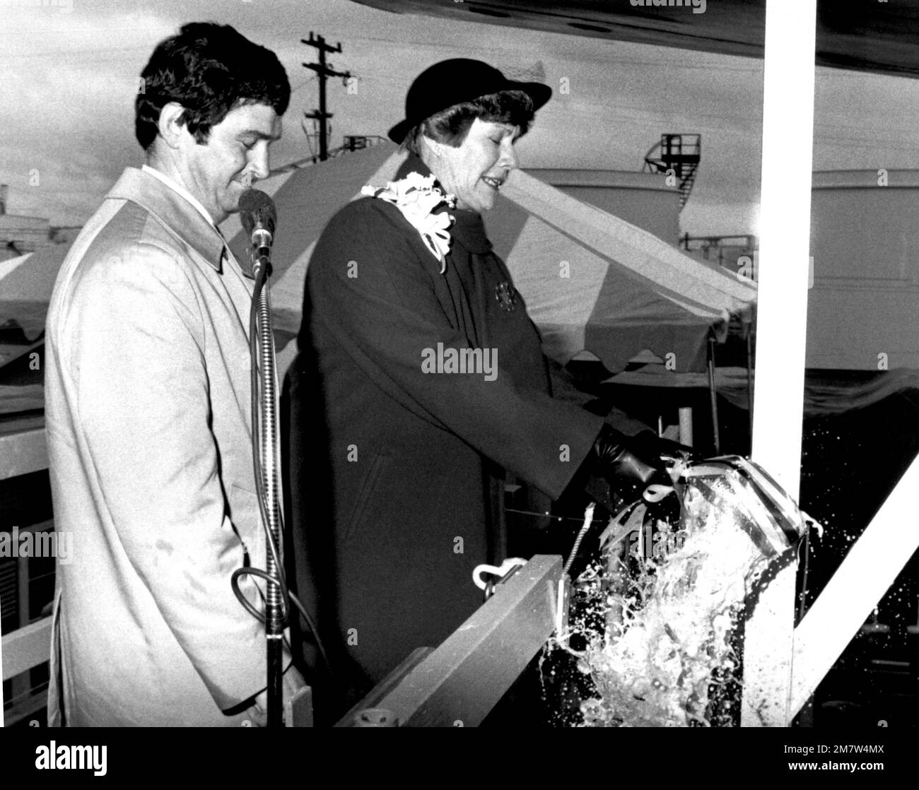 Sponsorin Mrs. E. Johnson zerbricht während der Startzeremonie die traditionelle Flasche Champagner über der australischen Fregatte HMAS DARWIN (FFG-44). Basis: Seattle Staat: Washington (WA) Land: Vereinigte Staaten von Amerika (USA) Stockfoto