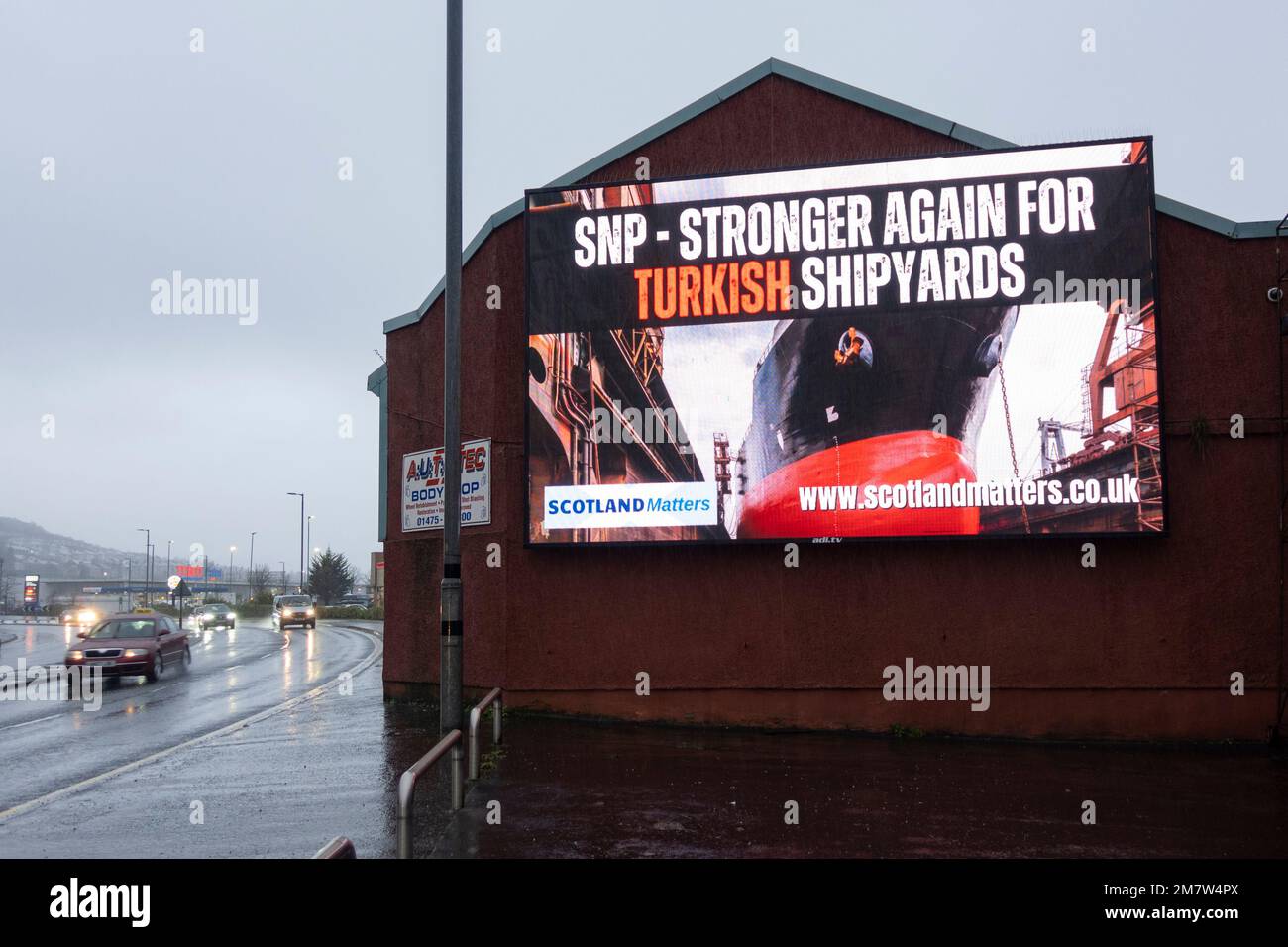 Port Glasgow, Schottland, Großbritannien. 10. Januar 2023 Reklametafeln attackieren die Politik der Regierung der SNP, Aufträge für den Bau schottischer Fähren an die türkische sh zu vergeben Stockfoto