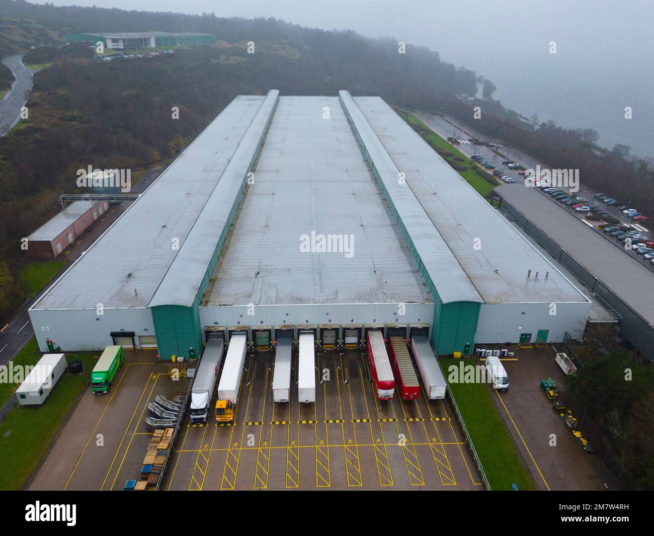 Gourock, Schottland, Großbritannien. 10. Januar 2023 Blick auf das Amazon-Vertriebszentrum in Gourock, Inverclyde. Amazon hat bekannt gegeben, dass das Zentrum o ist Stockfoto