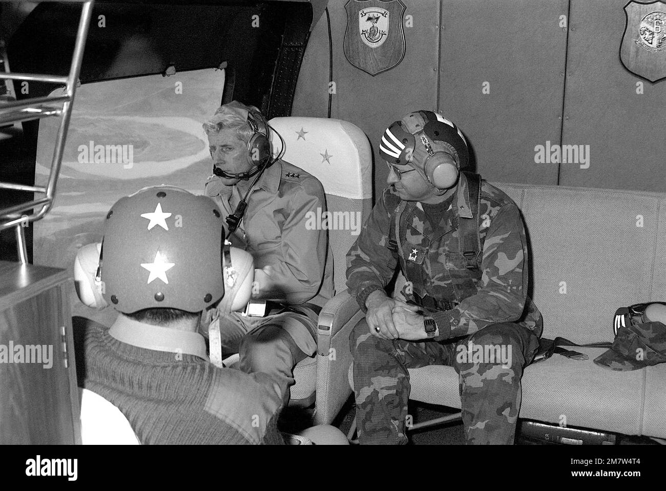 VADM M. Staser Holcomb, Befehlshaber, 7. Fleet, und BGEN Godfrey, 3. Marine Division, Beobachten Sie die Operation des Übungsteams Spirit '82 von einem Flugzeug, das über Ihnen fliegt. Operation/Serie: MANNSCHAFTSGEIST '82 Basis: Pohang Land: Korea Stockfoto