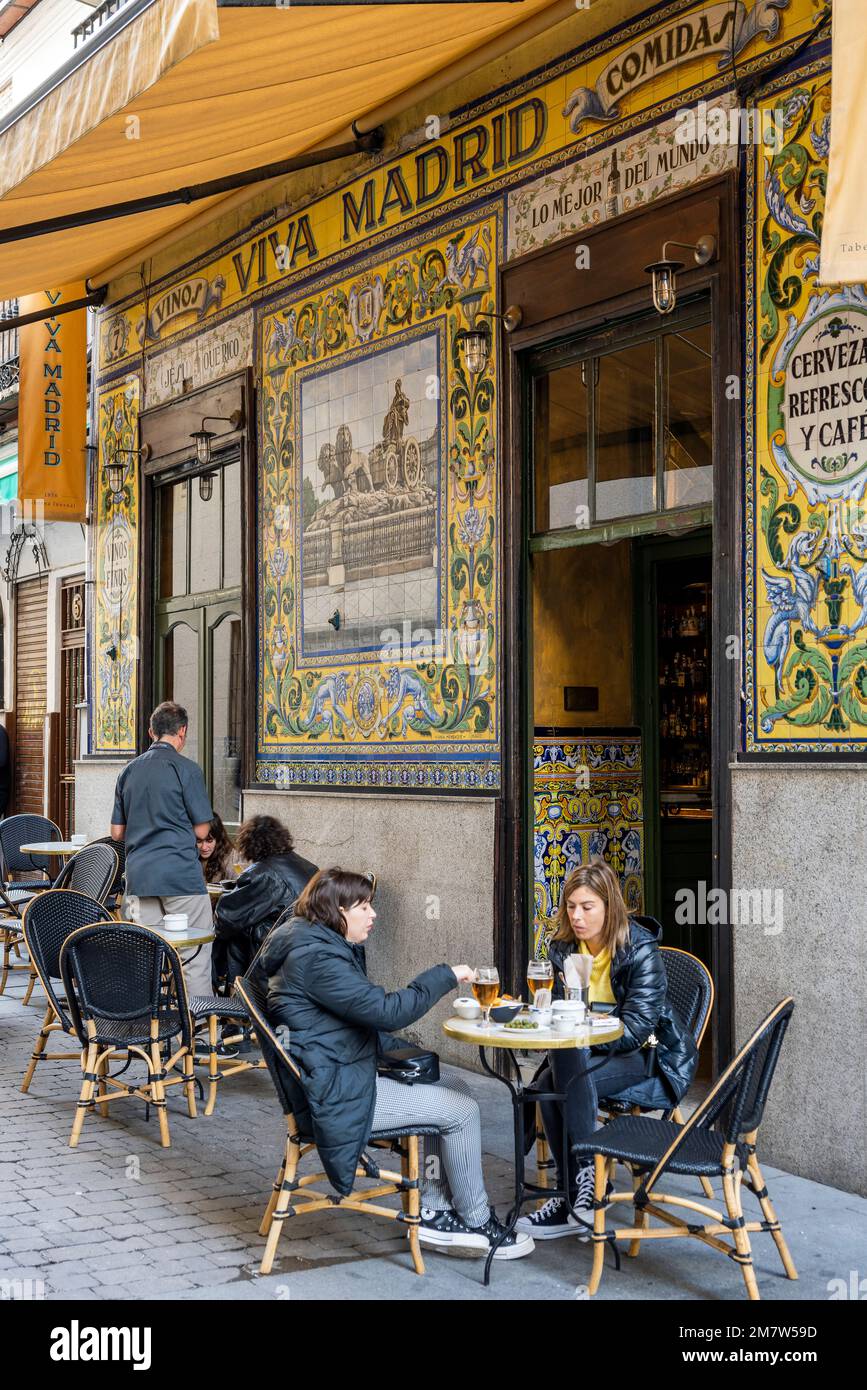 Touristen sitzen vor einer Bar in Madrid, Spanien Stockfoto