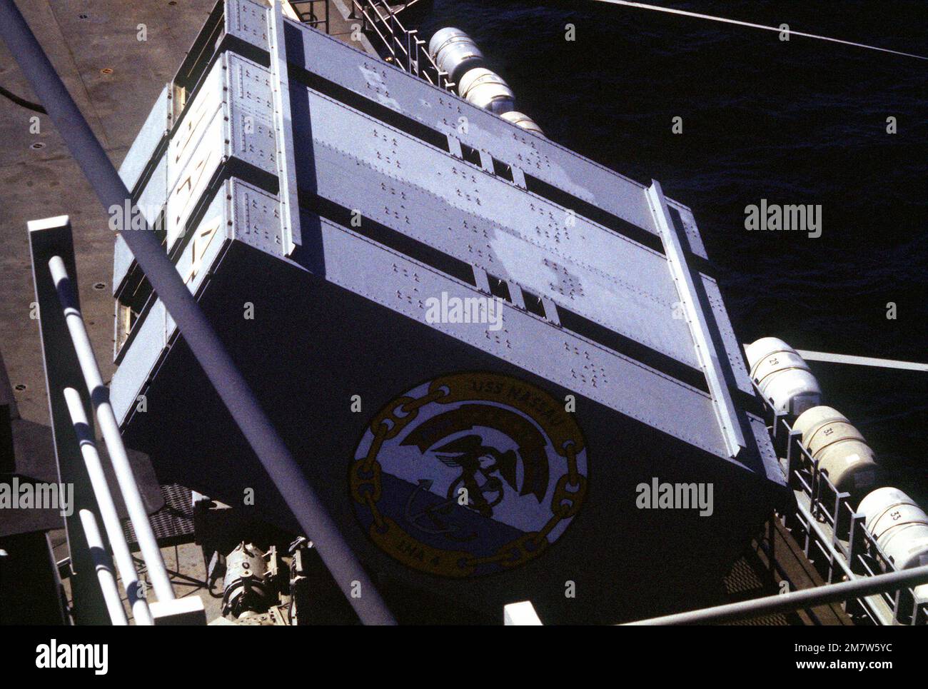 Ein Blick von oben auf einen RIM-7 Sea Sparrow Raketenwerfer an Bord des Amphibienschiffs USS NASSAU (LHA-4). Land: Atlantik (AOC) Stockfoto