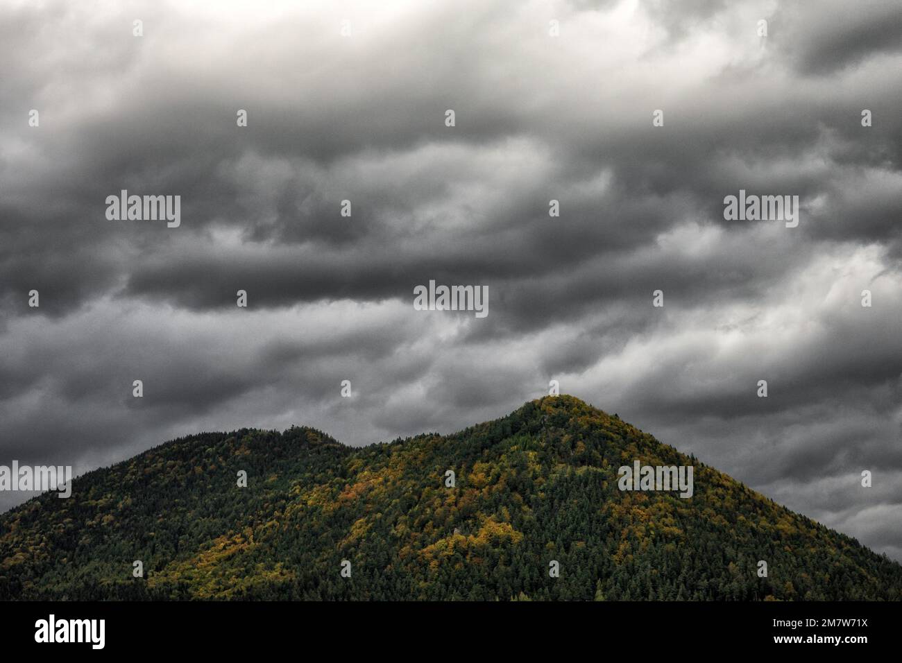 Dunkle stürmische Wolken über dem Hügel. Herbstland Stockfoto