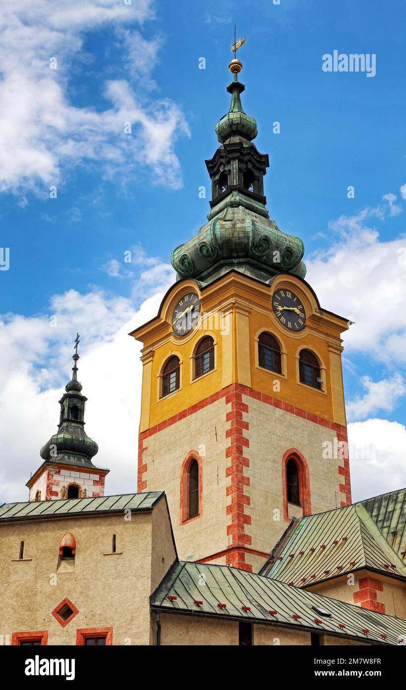 Kirchturm in der Stadt Banska Bytrica in der Slowakei. Stockfoto